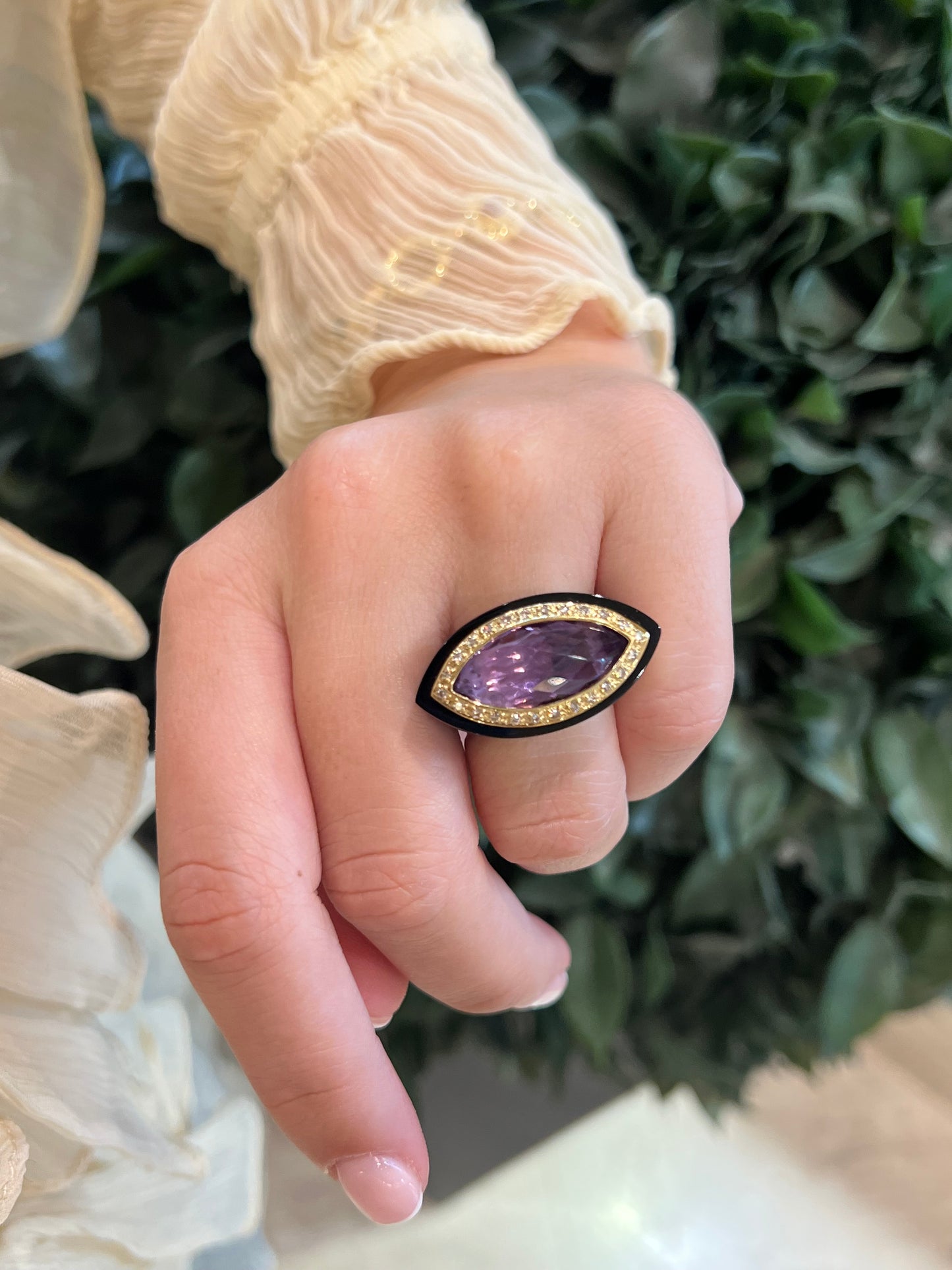 Anillo COMILLAS de onix con oro amarillo 18 kilates citrino y brillantes.