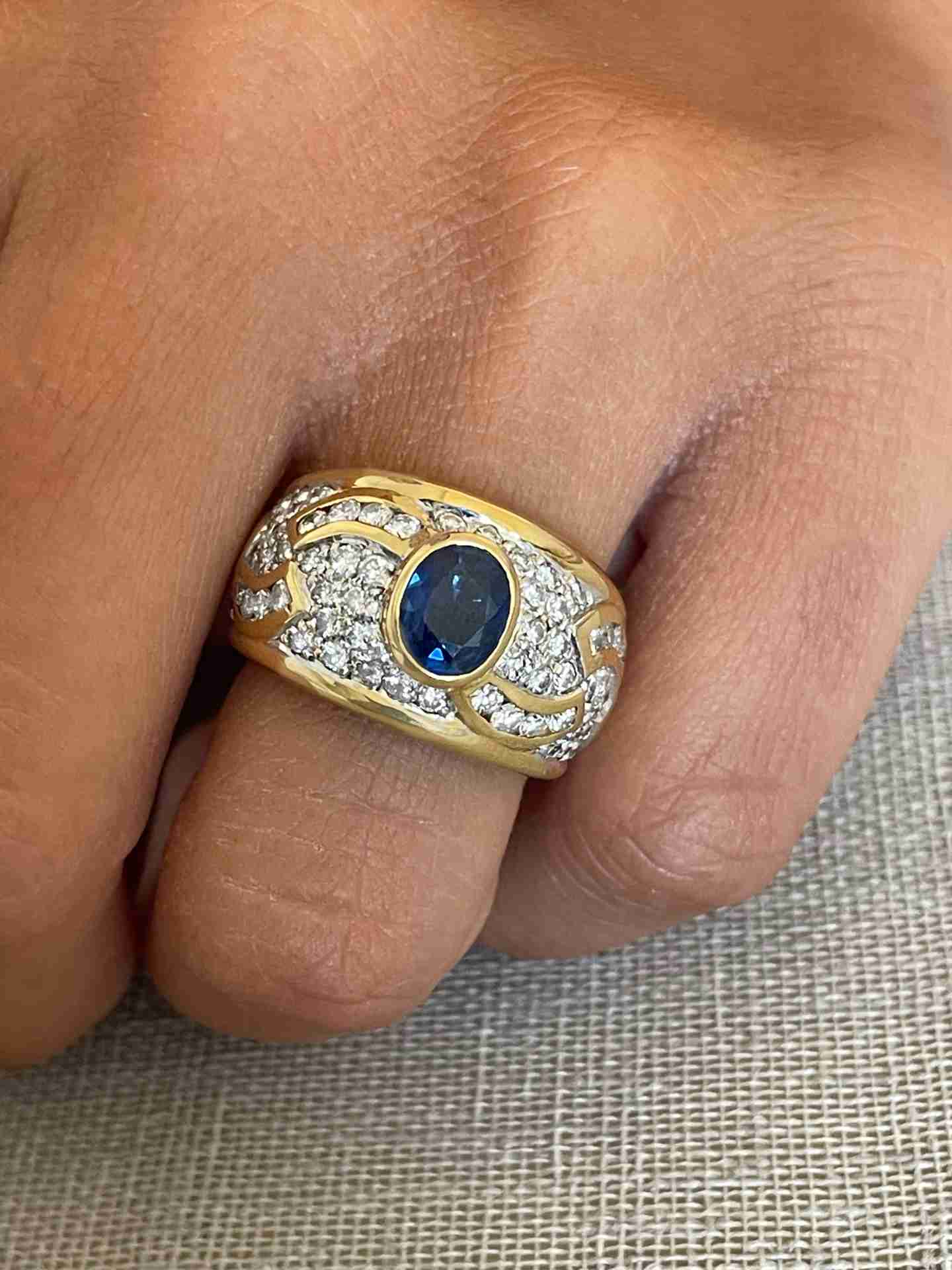 PRIOR 18k yellow gold engagement ring with a central sapphire