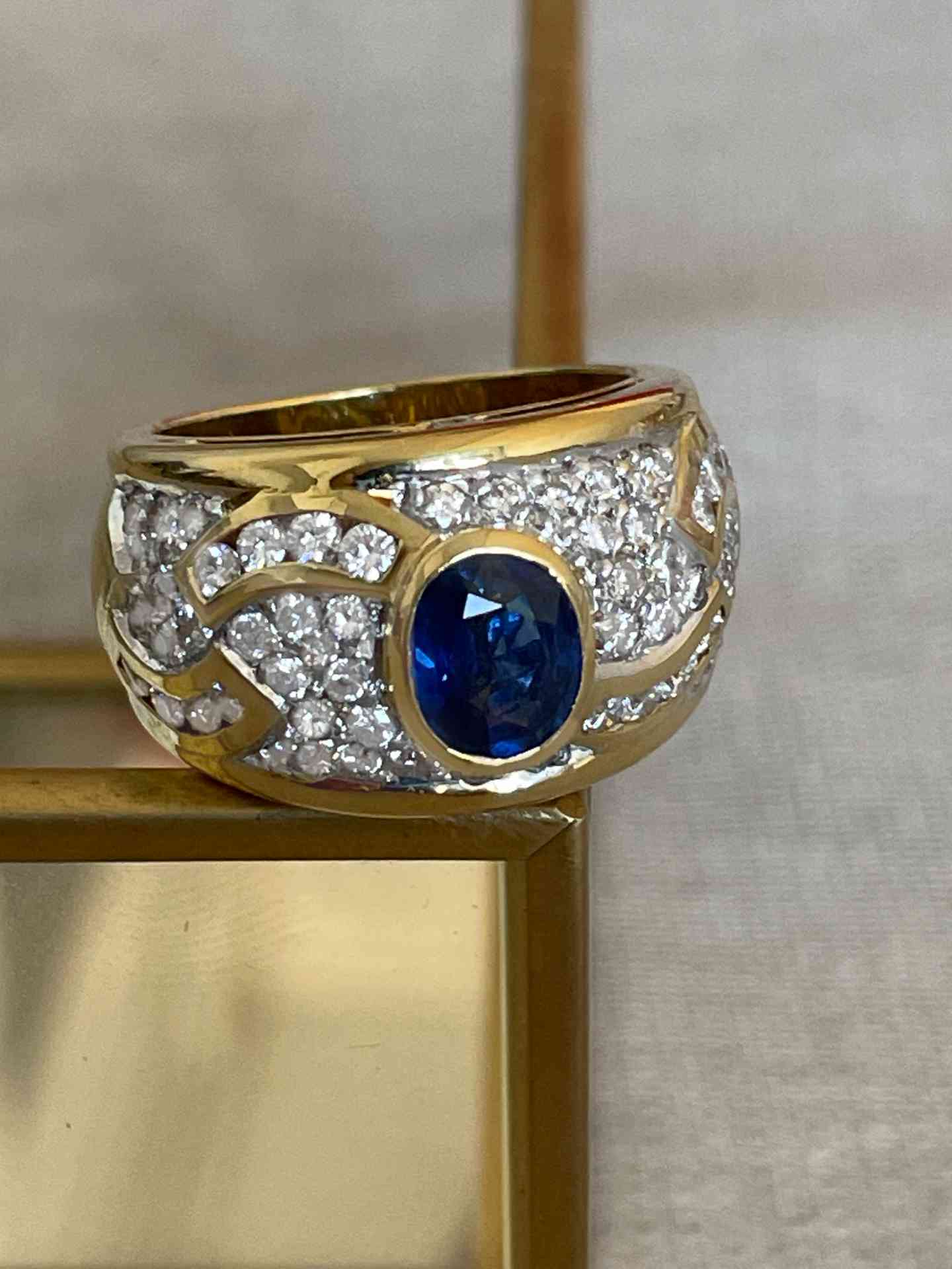 PRIOR 18k yellow gold engagement ring with a central sapphire