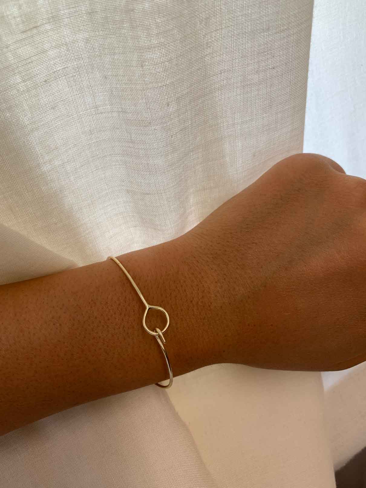 AURORA, rigid gold-plated silver bracelet with clasp.