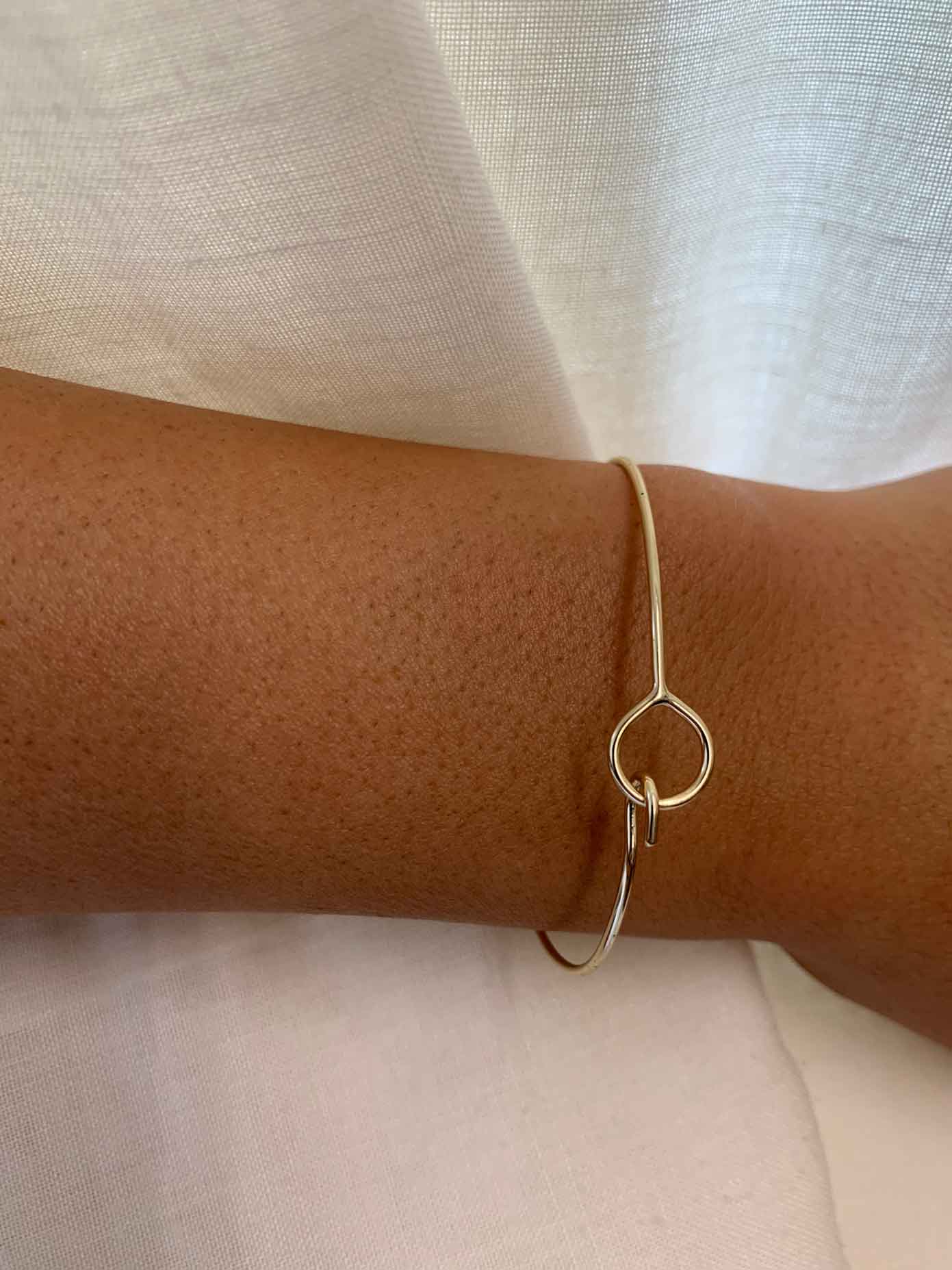 AURORA, rigid gold-plated silver bracelet with clasp.