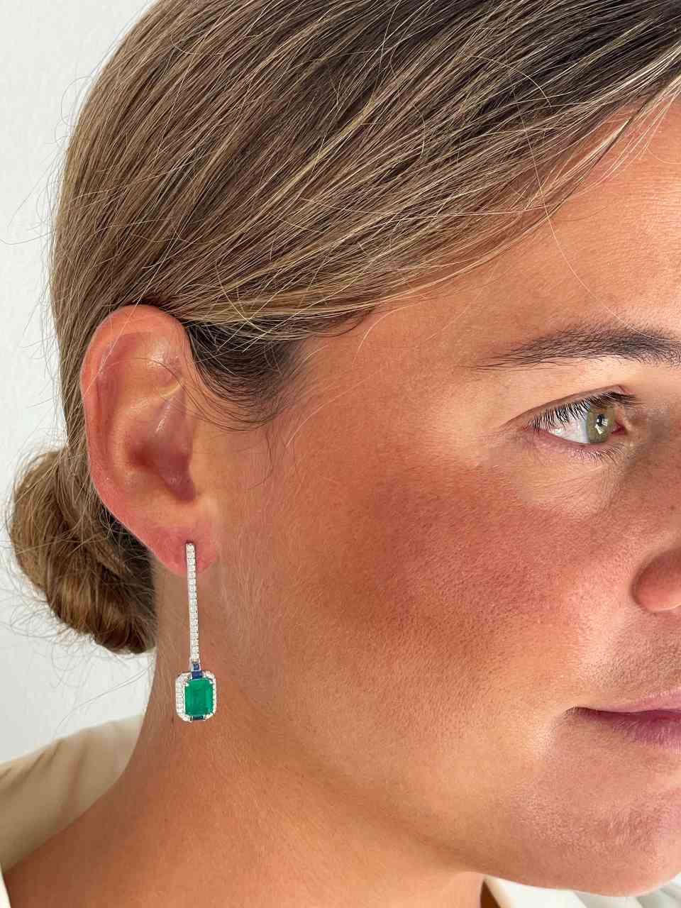 Pendientes ZOE largos en plata primera ley con circonitas y cuarzos esmeralda