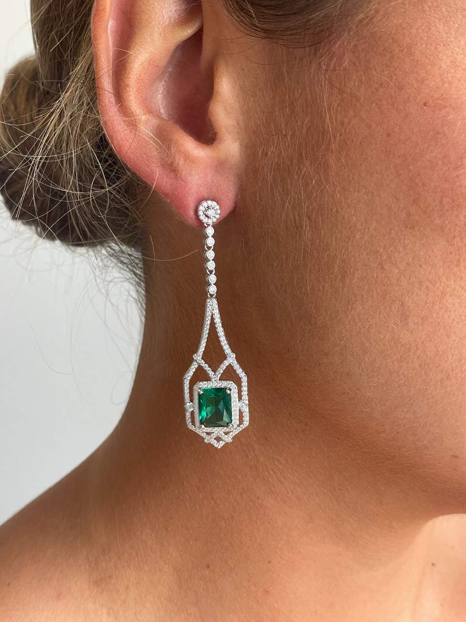 Pendientes CUBA largos en plata primera ley con circonitas y cuarzo esmeralda.