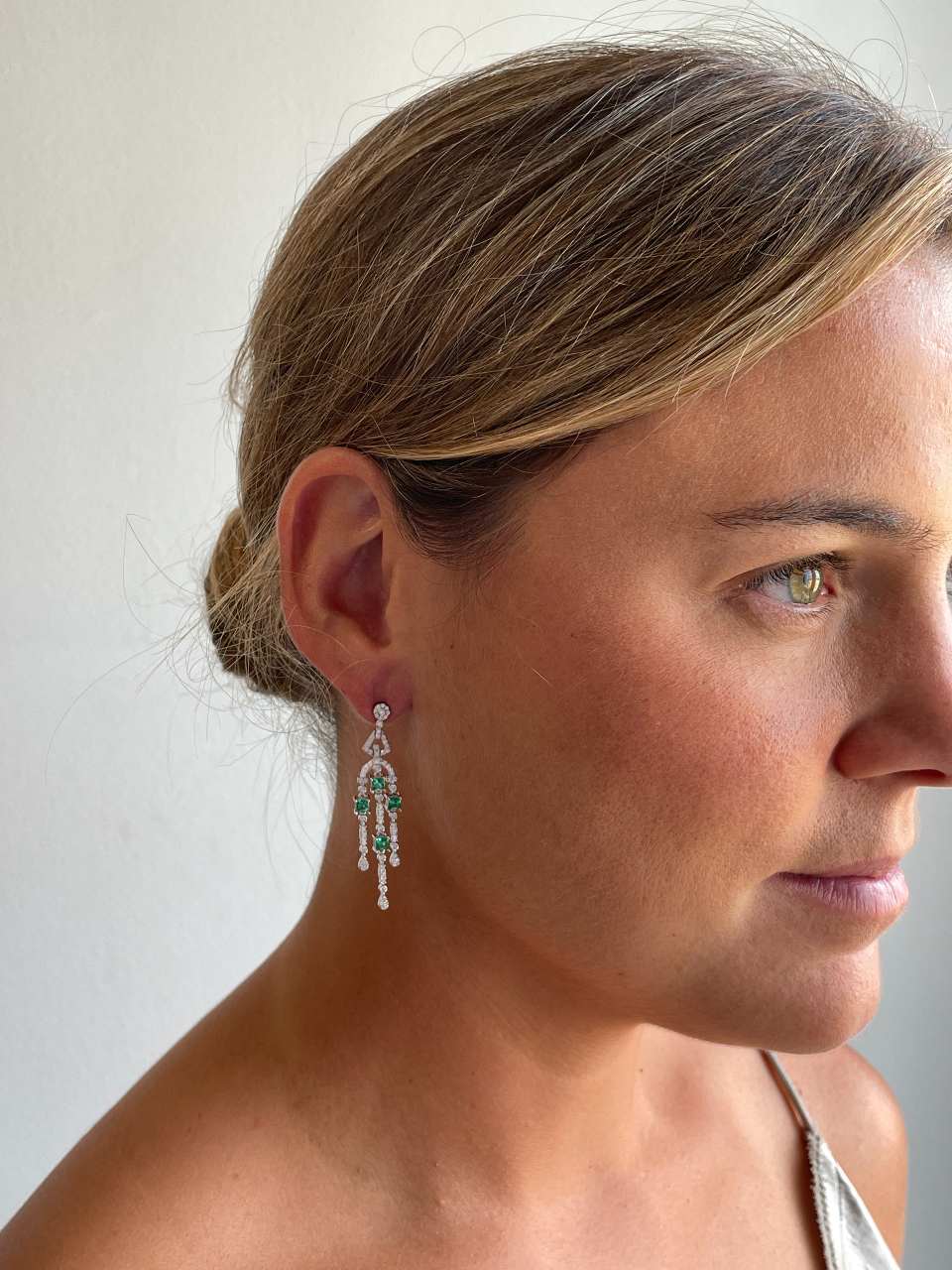 Long WARSAW earrings in white/emerald zircon spikes
