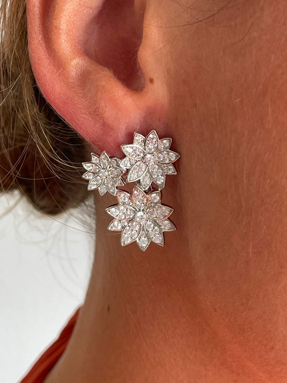 Pendientes cortos SOLAZ en plata de ley y circonitas