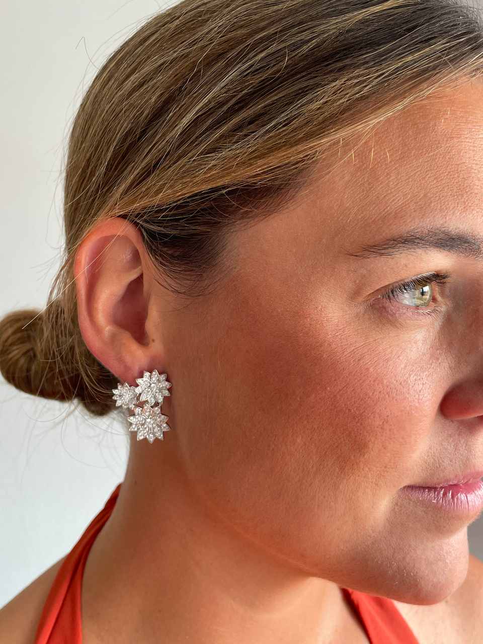 Pendientes cortos SOLAZ en plata de ley y circonitas