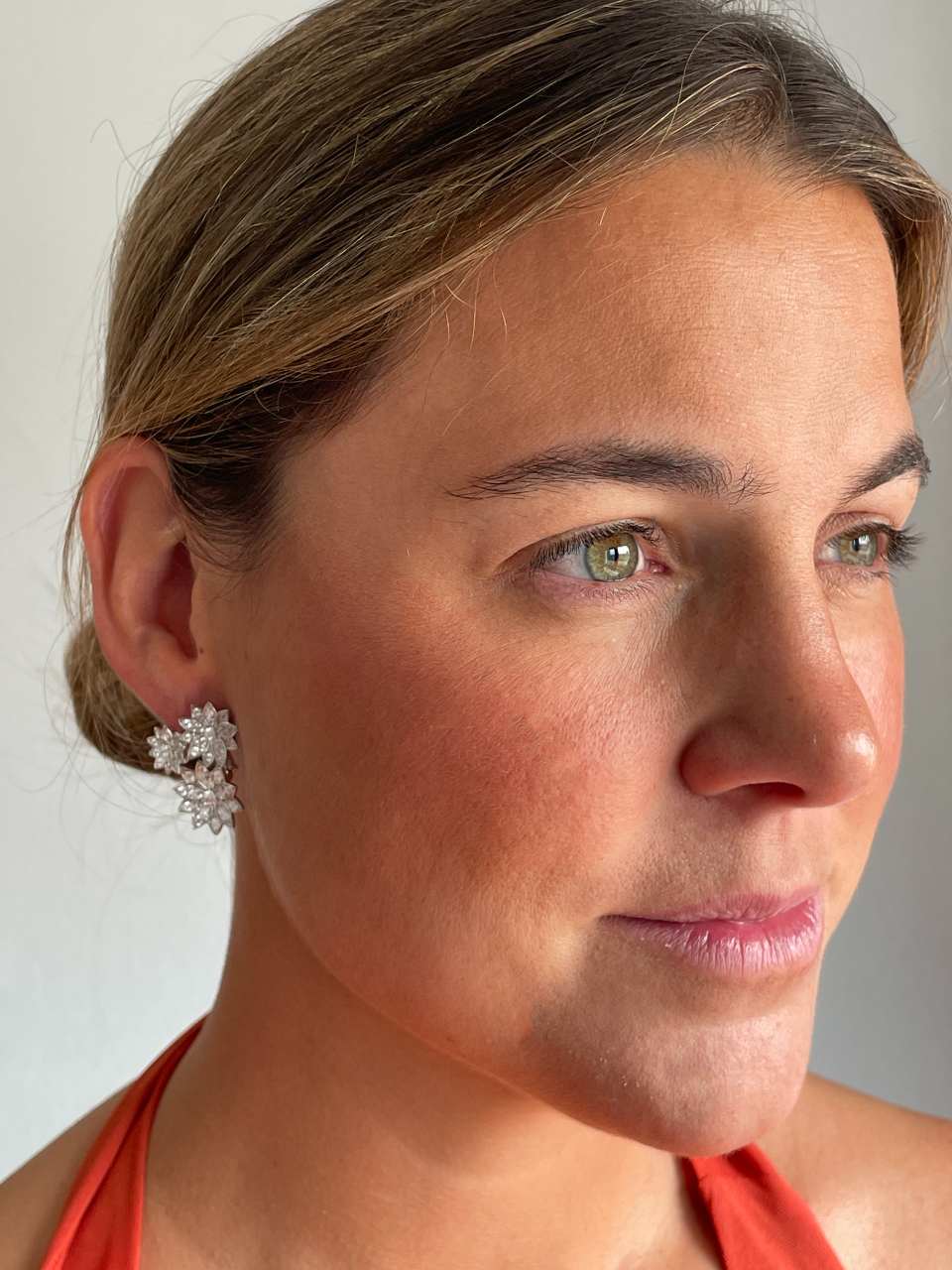 Pendientes cortos SOLAZ en plata de ley y circonitas