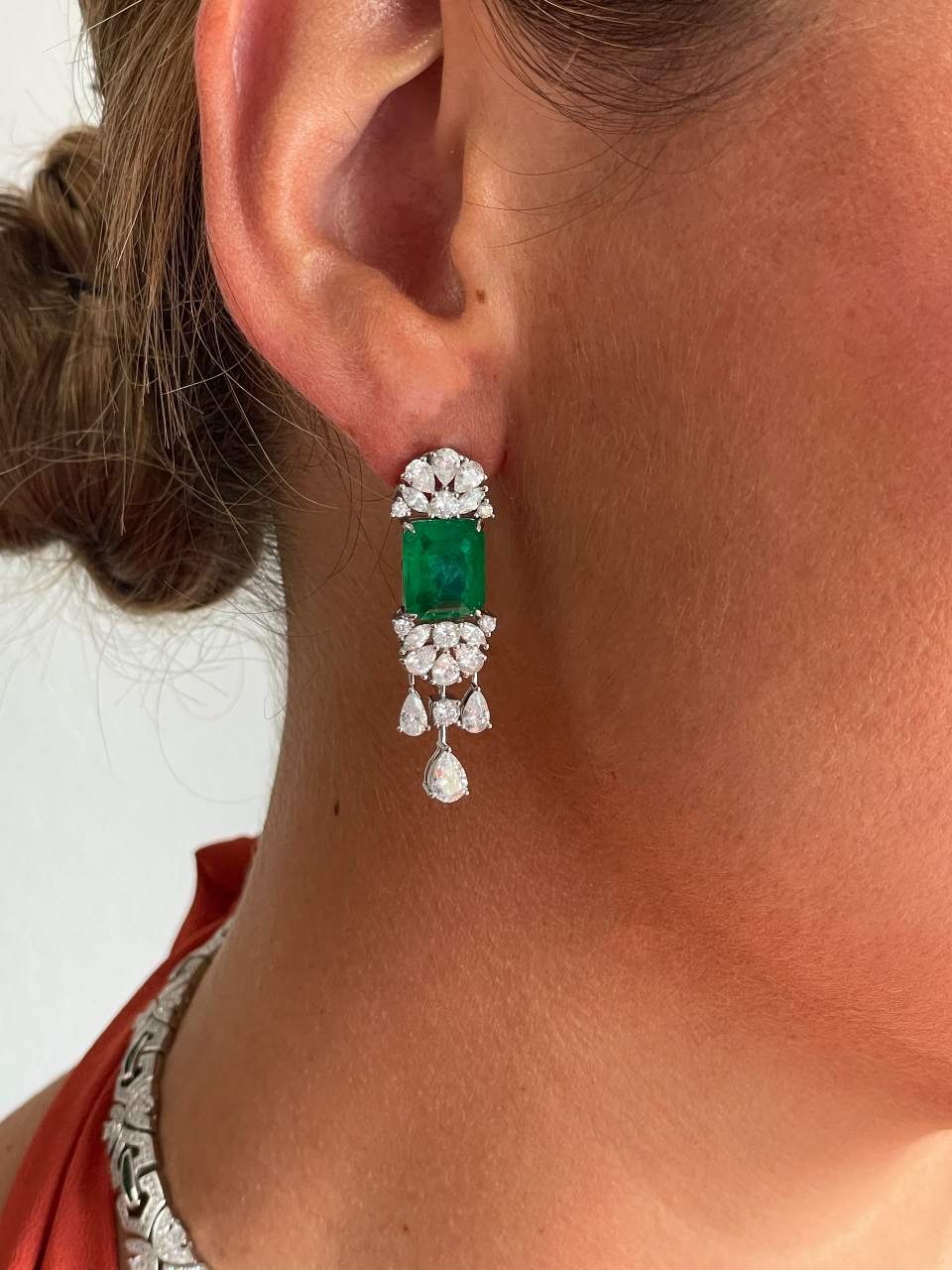 Pendientes cortos AUREA en plata primera ley con circonitas esmeralda