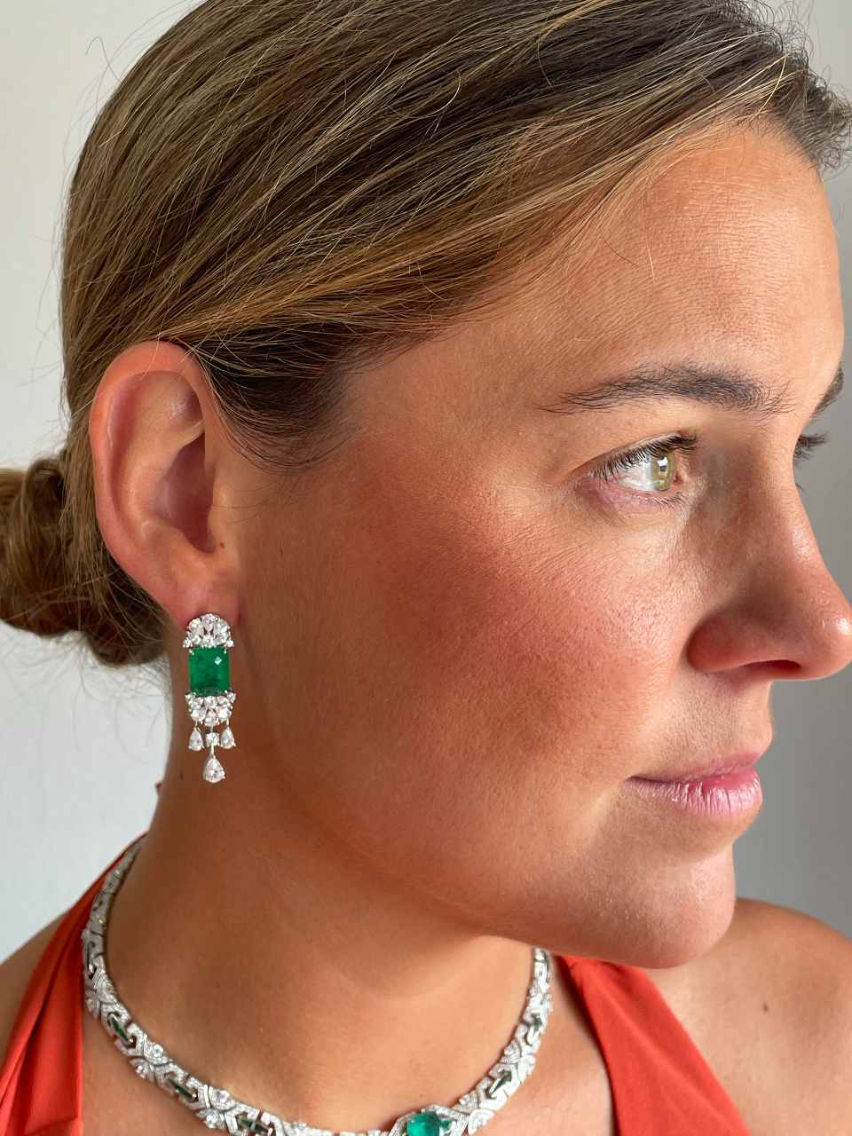 Pendientes cortos AUREA en plata primera ley con circonitas esmeralda