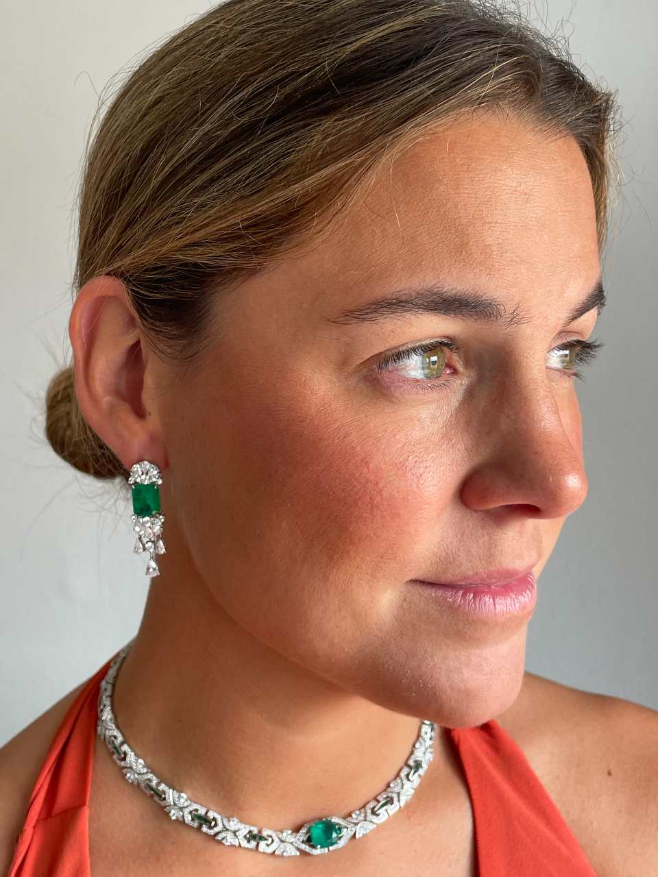 Pendientes cortos AUREA en plata primera ley con circonitas esmeralda