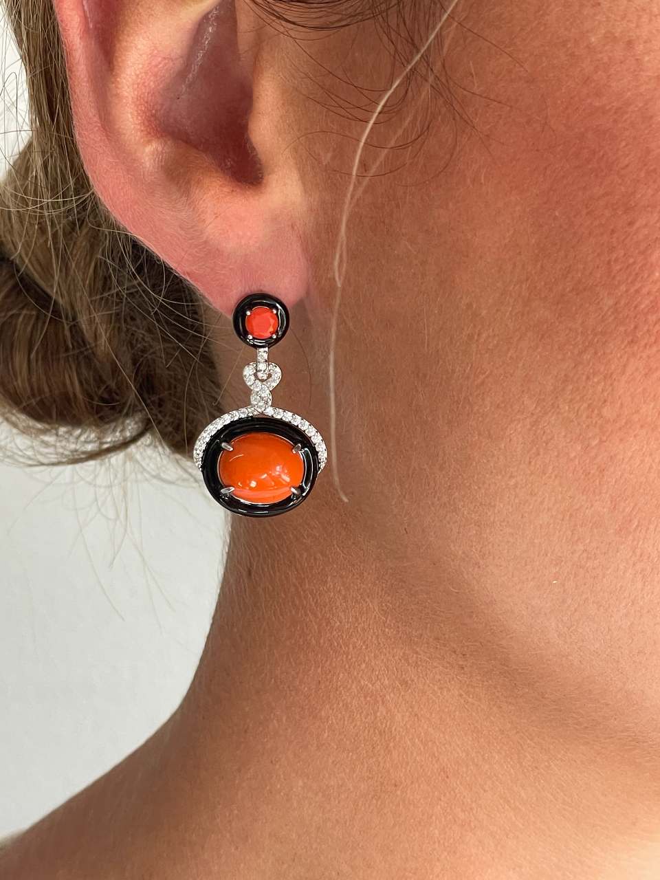 Pendientes NAYLA en plata primera ley con circonitas, esmalte negro y coral