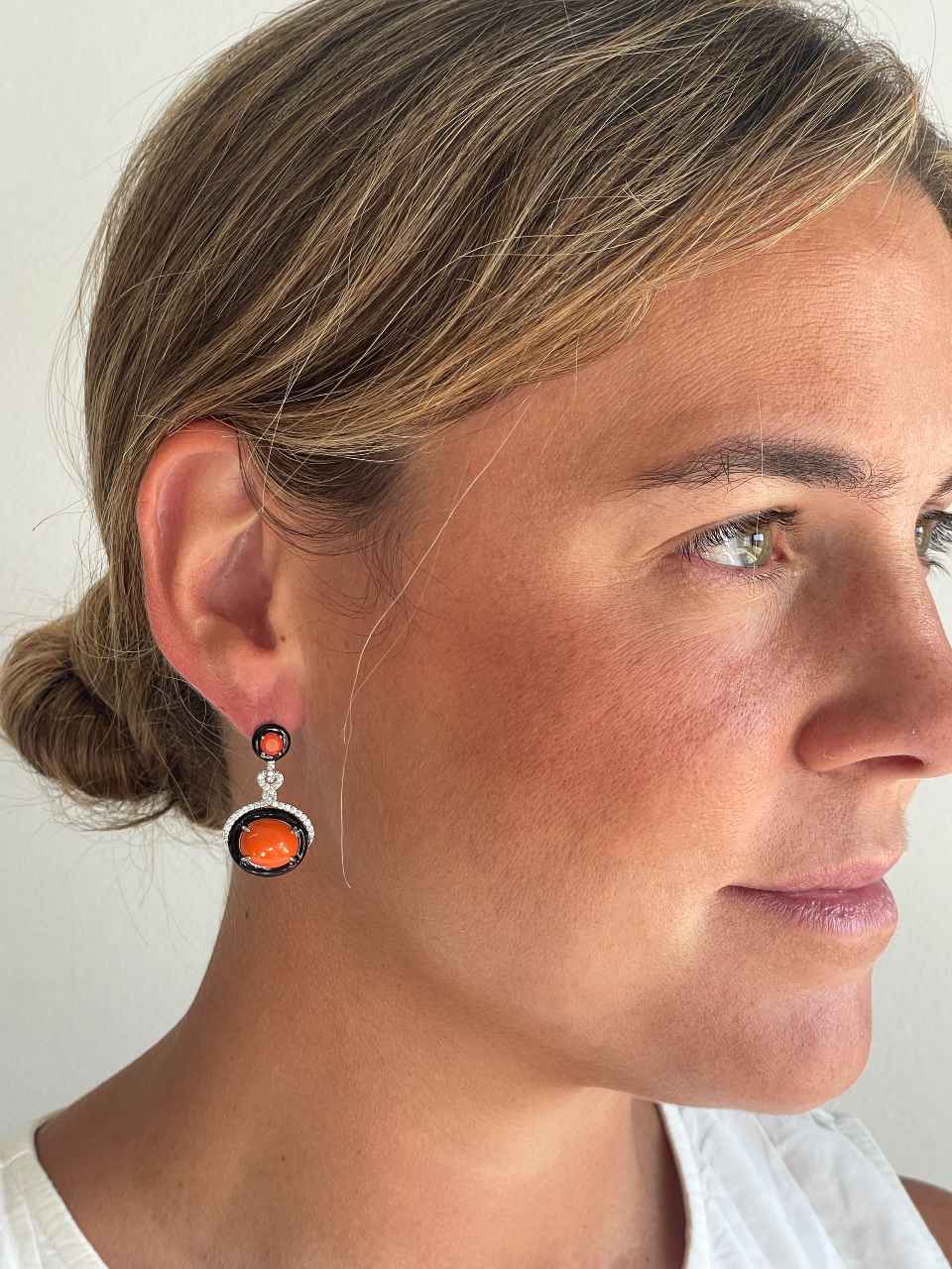 Pendientes NAYLA en plata primera ley con circonitas, esmalte negro y coral