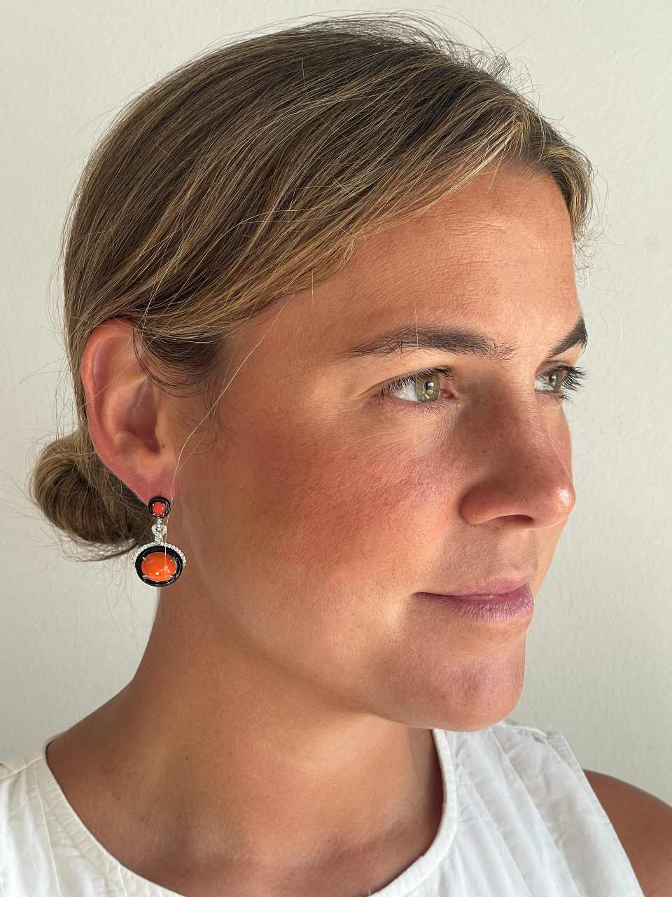 Pendientes NAYLA en plata primera ley con circonitas, esmalte negro y coral