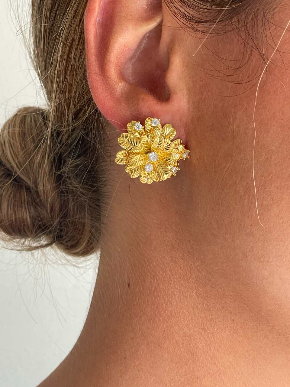 Pendientes MIRENA, flor en plata con baño de oro 18 ktes y circonitas