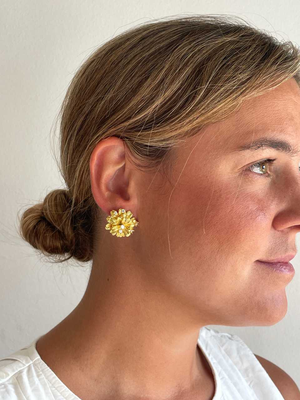Pendientes MIRENA, flor en plata con baño de oro 18 ktes y circonitas