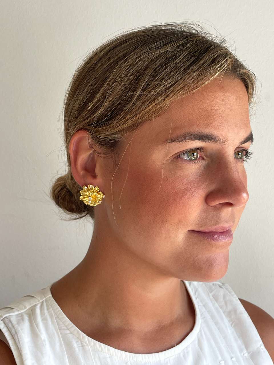 Pendientes MIRENA, flor en plata con baño de oro 18 ktes y circonitas