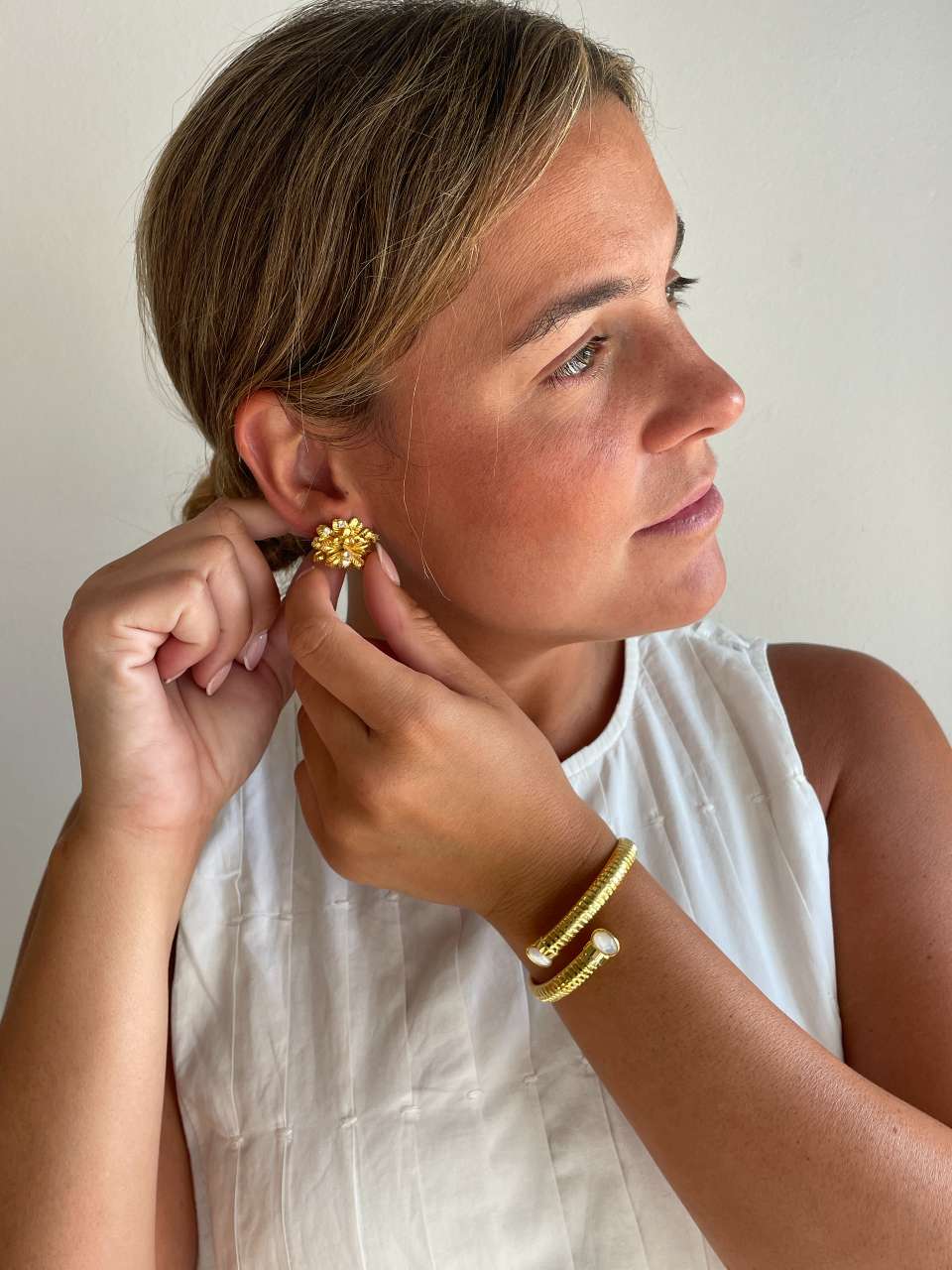 Pendientes MIRENA, flor en plata con baño de oro 18 ktes y circonitas