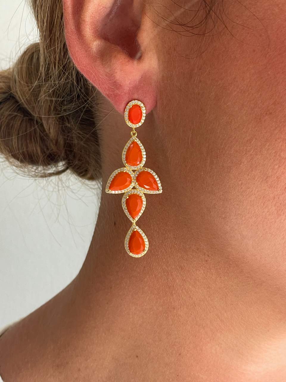 Pendientes NAIRA, en plata primera ley bañada en oro 18 kilates coral / turquesa/ ónix
