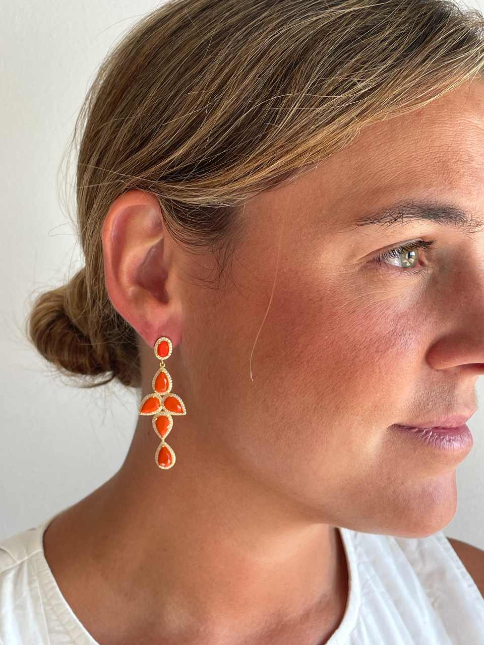 Pendientes NAIRA, en plata primera ley bañada en oro 18 kilates coral / turquesa/ ónix
