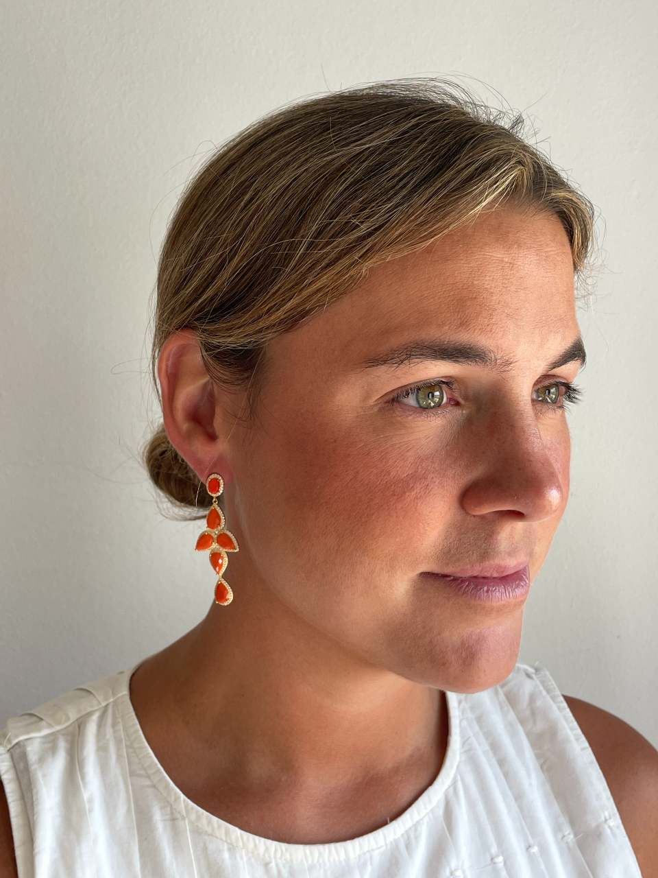 Pendientes NAIRA, en plata primera ley bañada en oro 18 kilates coral / turquesa/ ónix