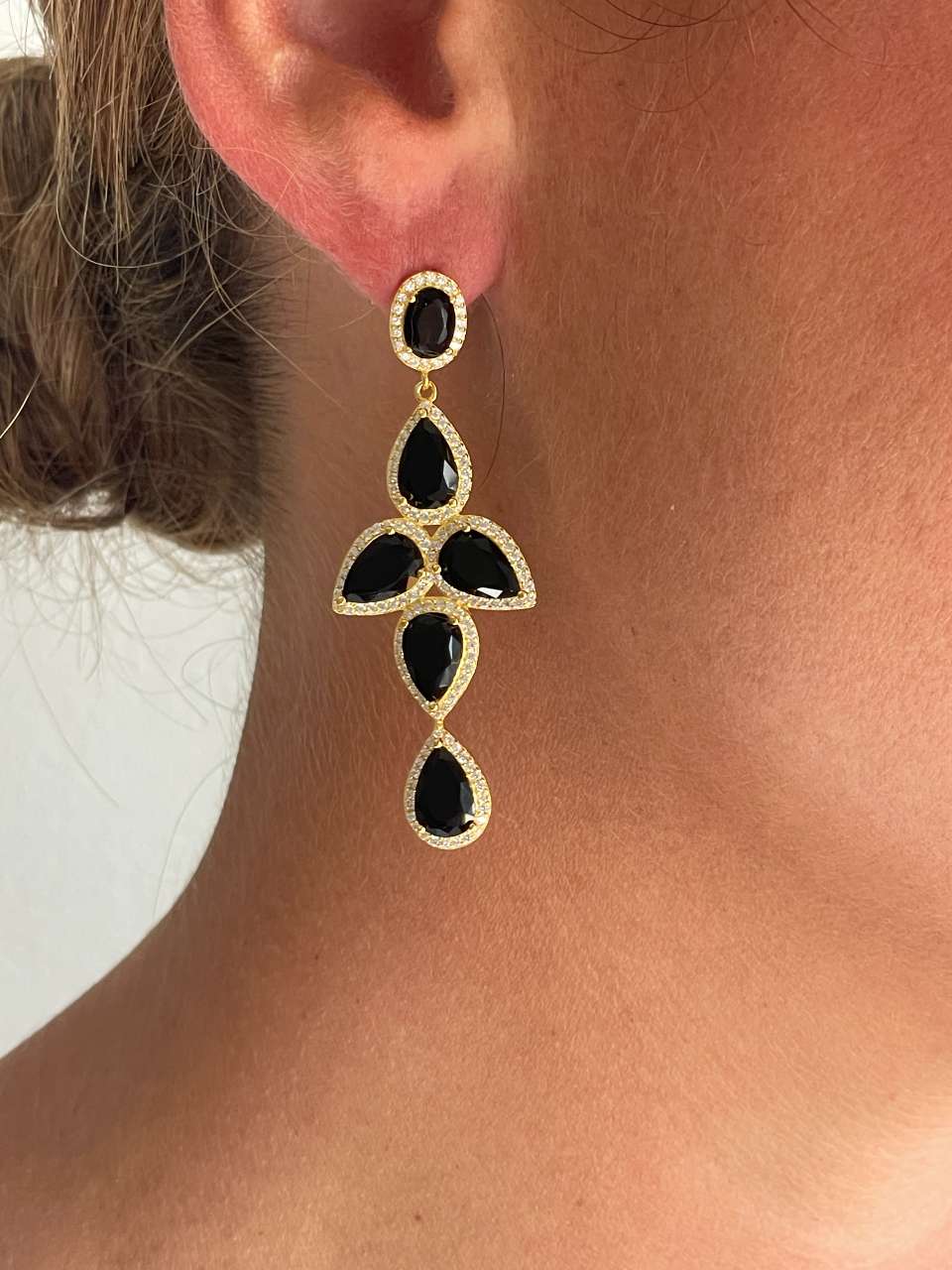 Pendientes NAIRA, en plata primera ley bañada en oro 18 kilates coral / turquesa/ ónix