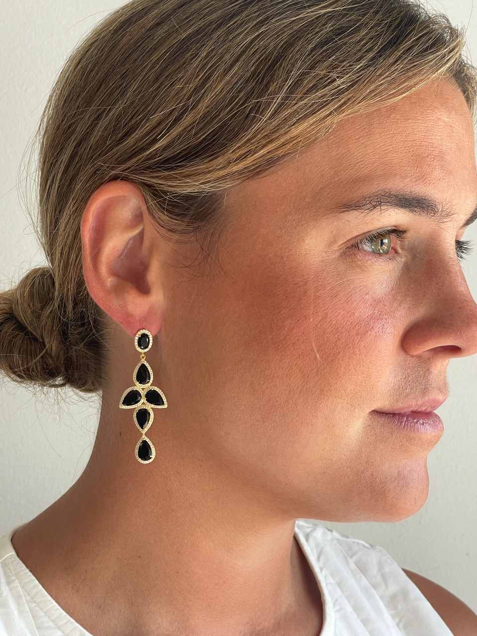 Pendientes NAIRA, en plata primera ley bañada en oro 18 kilates coral / turquesa/ ónix