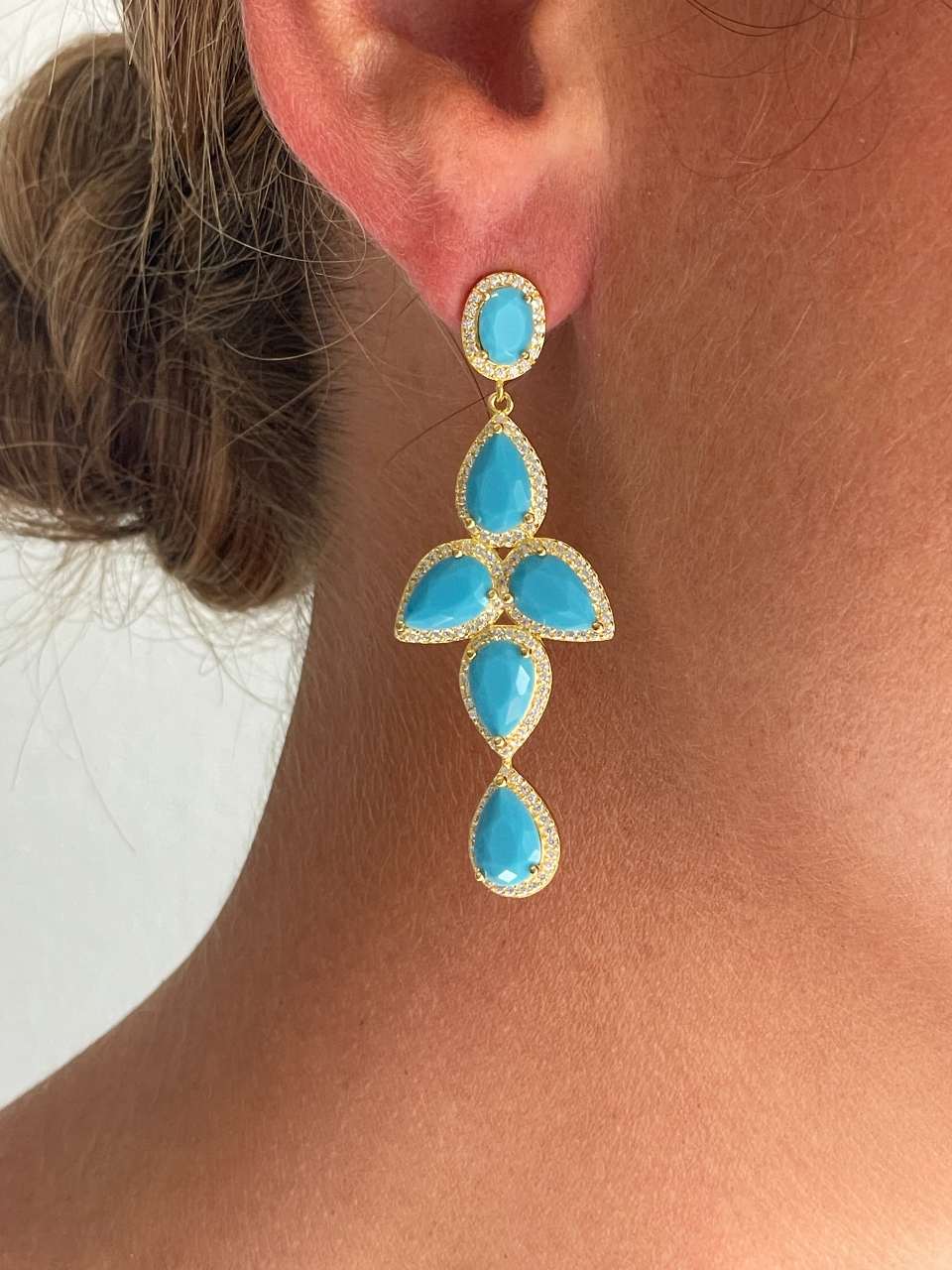 Pendientes NAIRA, en plata primera ley bañada en oro 18 kilates coral / turquesa/ ónix