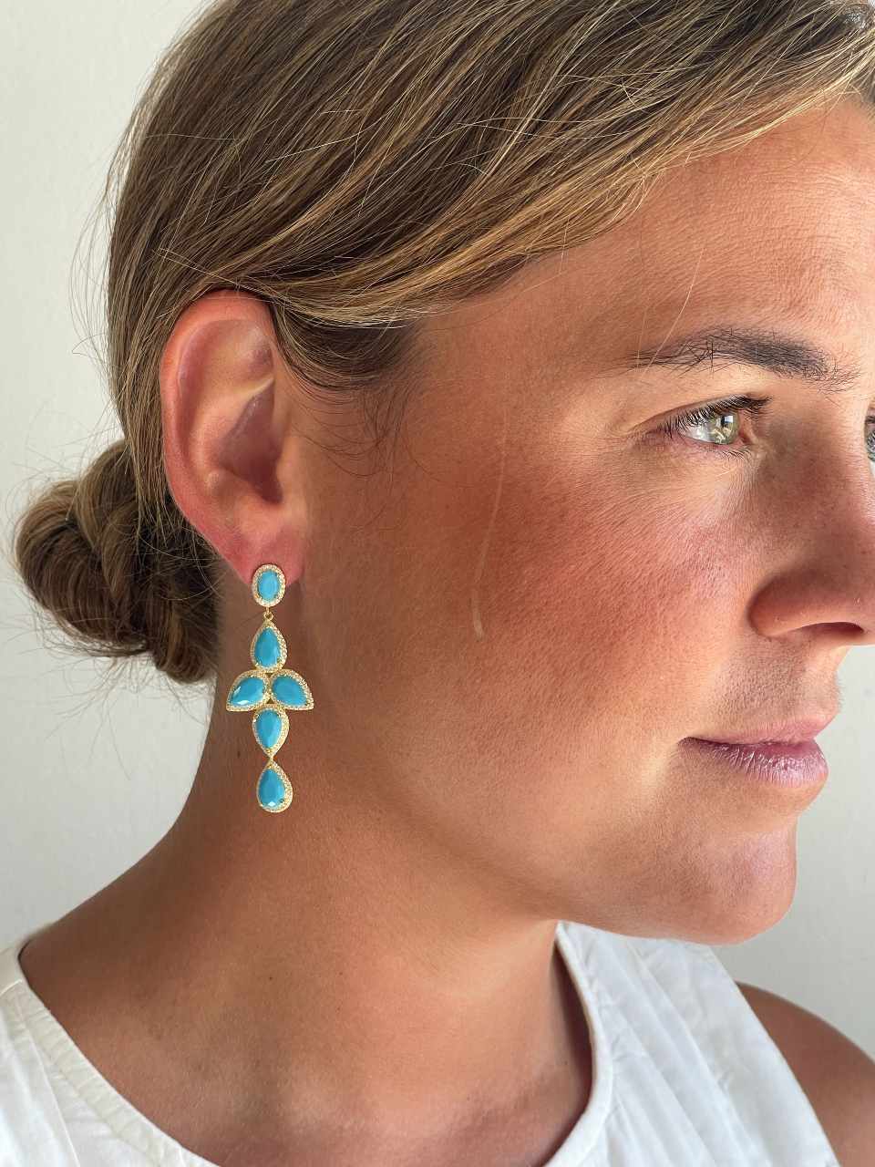 Pendientes NAIRA, en plata primera ley bañada en oro 18 kilates coral / turquesa/ ónix