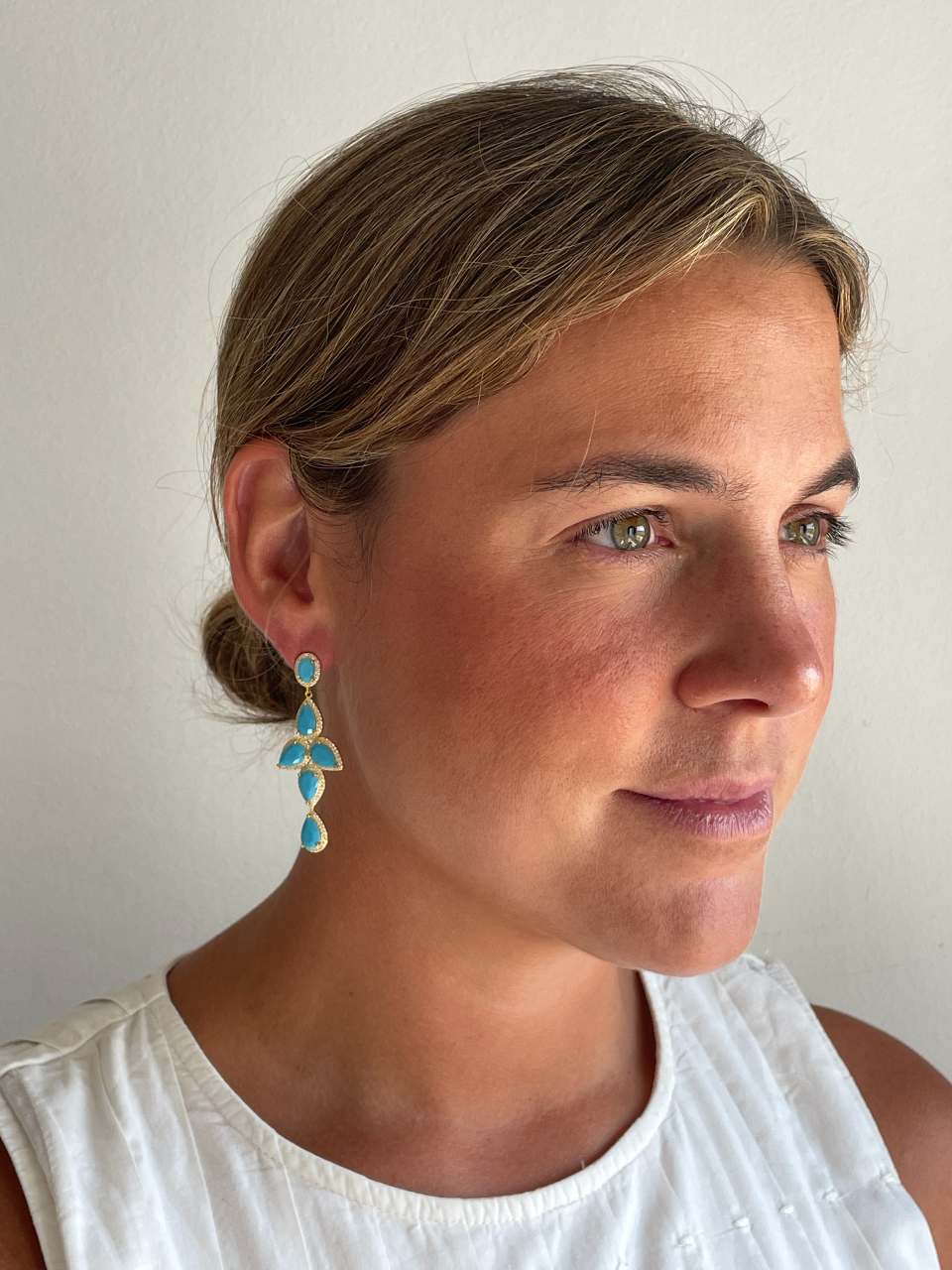 Pendientes NAIRA, en plata primera ley bañada en oro 18 kilates coral / turquesa/ ónix