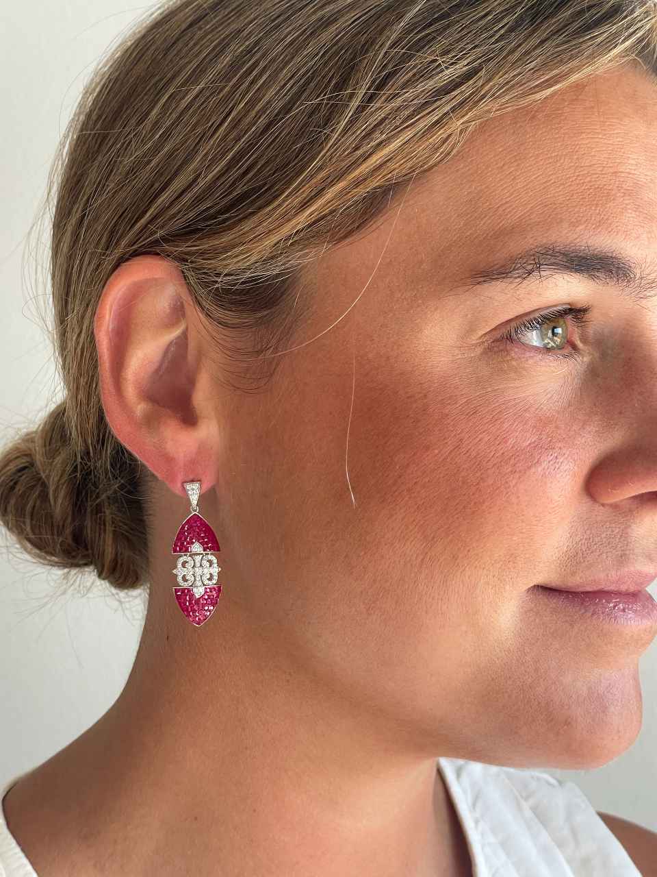 Pendientes LYRA, en plata 1ª ley con circonitas en engaste invisible