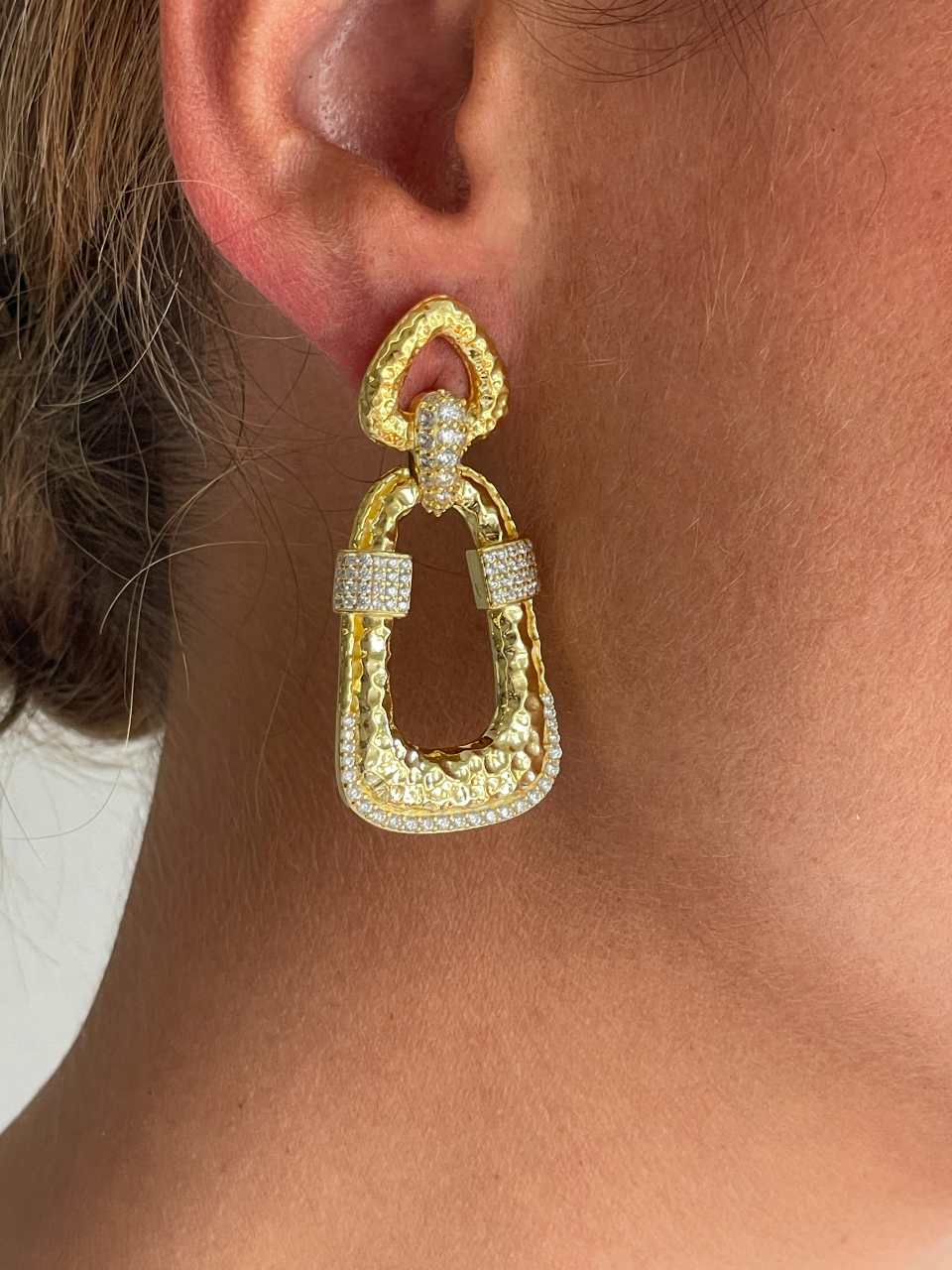 Pendientes TAHIRA, en plata primera ley bañada en oro 18 kilates textura con circonitas