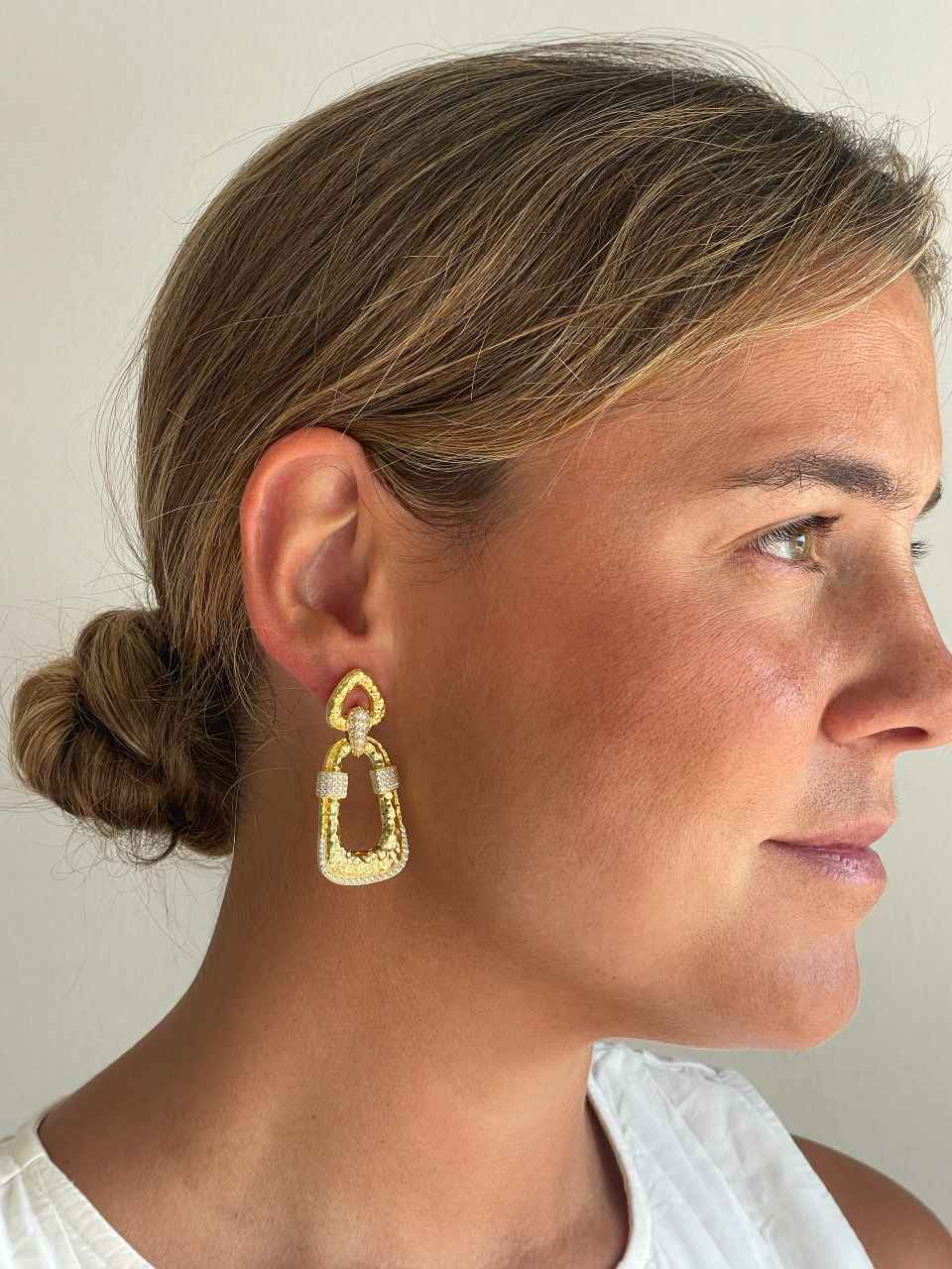 Pendientes TAHIRA, en plata primera ley bañada en oro 18 kilates textura con circonitas