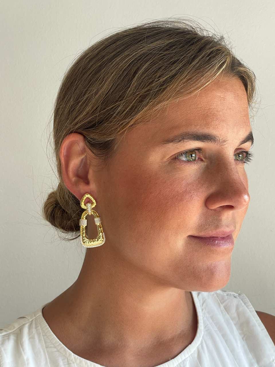Pendientes TAHIRA, en plata primera ley bañada en oro 18 kilates textura con circonitas