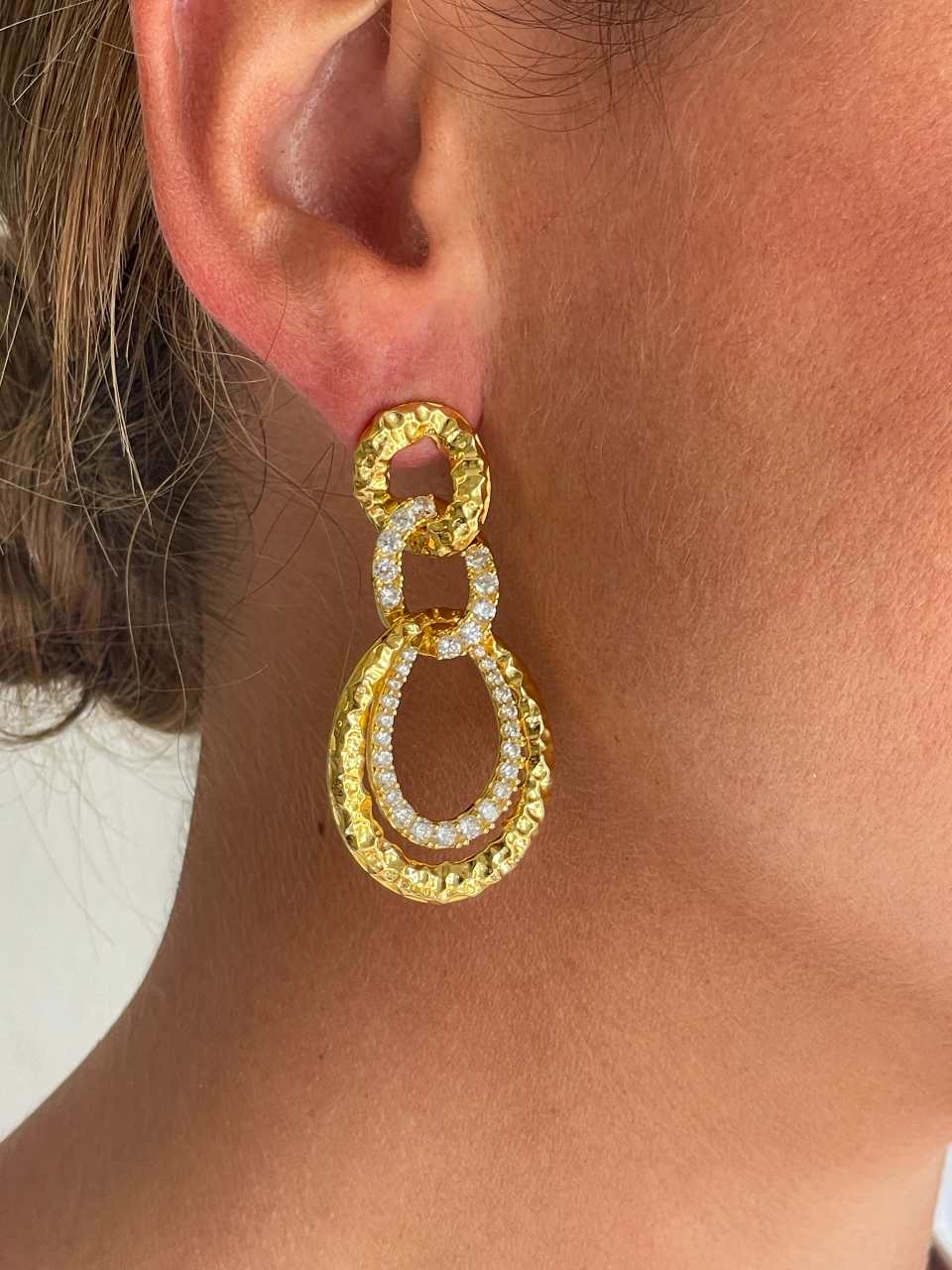 Pendientes KALIA ovalados, en plata primera ley bañada en oro 18 kilates con circonitas