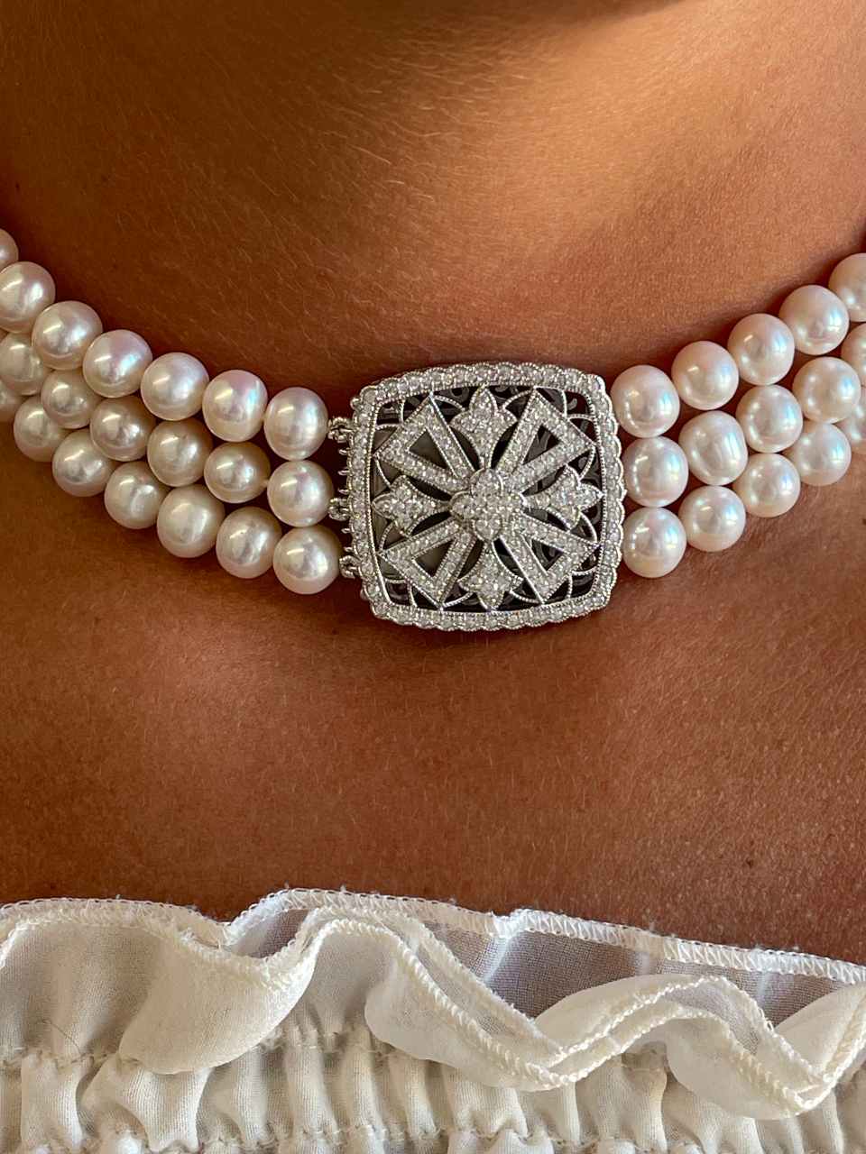 MATILDE choker made of Chinese pearls with a silver center and cubic zirconia