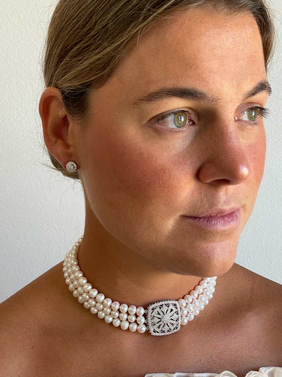 MATILDE choker made of Chinese pearls with a silver center and cubic zirconia