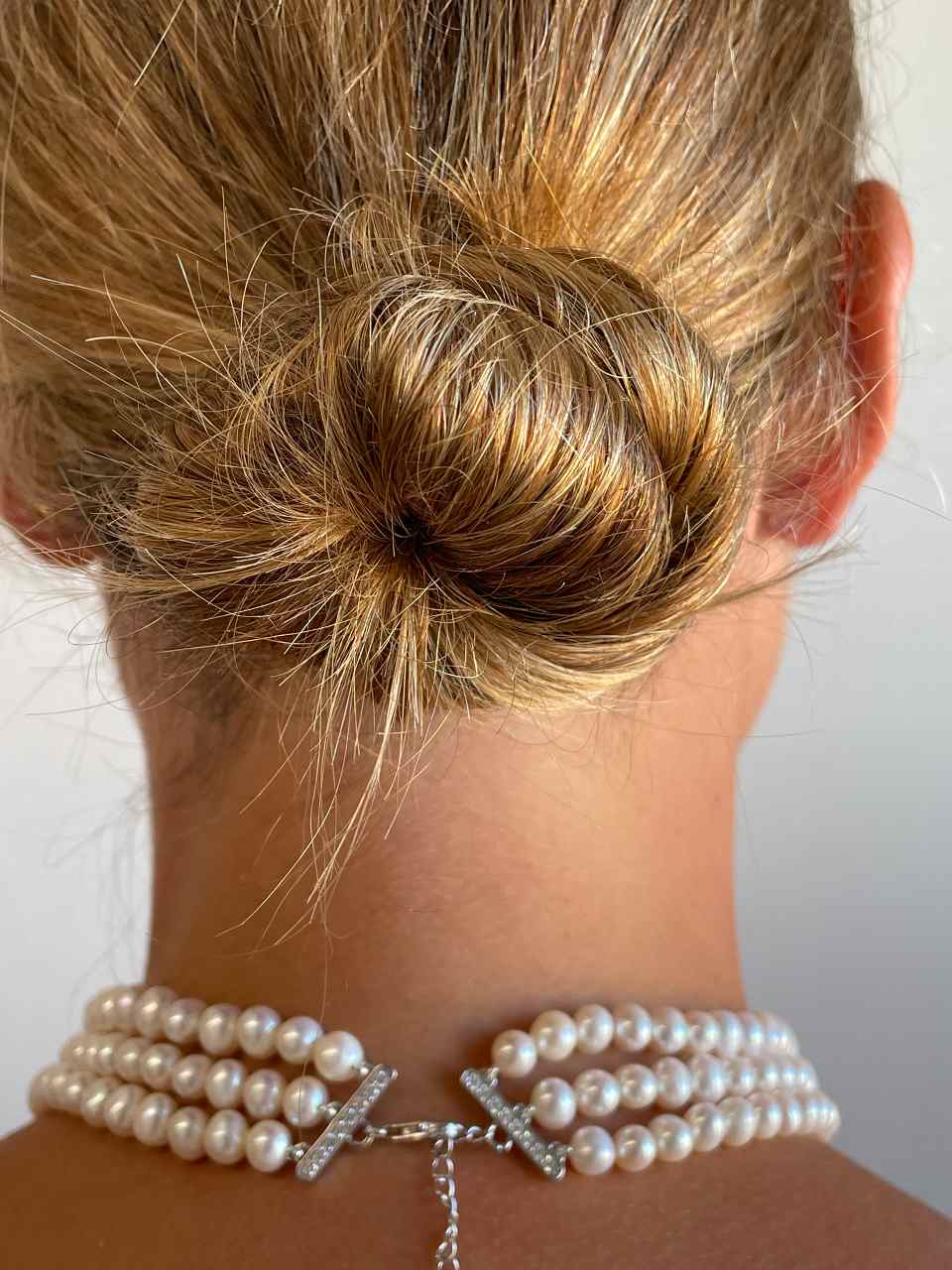 MATILDE choker made of Chinese pearls with a silver center and cubic zirconia