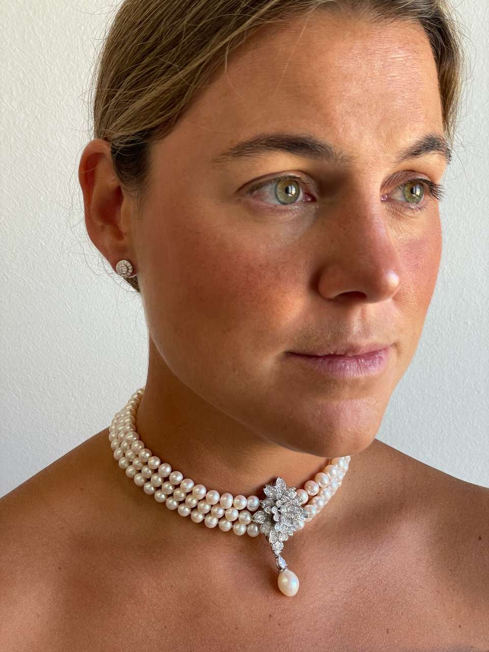 TEODORA choker made of Chinese pearls with a silver center and cubic zirconia.
