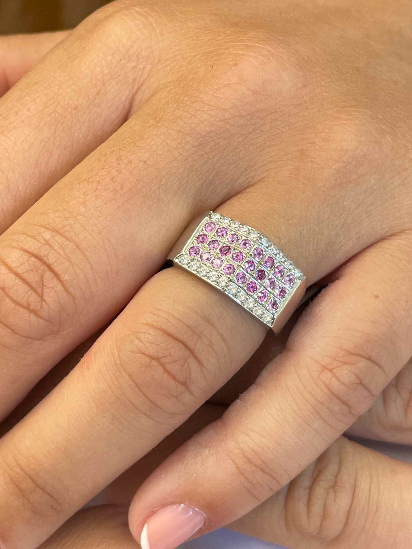 Anillo FUENLABRADA en oro blanco 18 kilates con zafiros y brillantes.