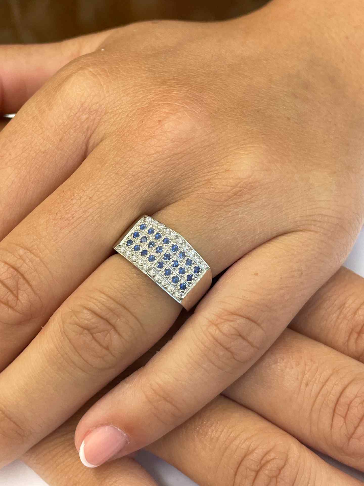 Anillo FUENLABRADA en oro blanco 18 kilates con zafiros y brillantes.