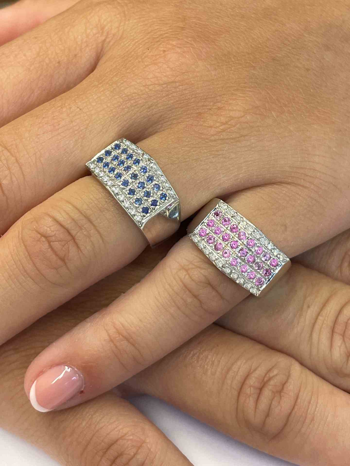 Anillo FUENLABRADA en oro blanco 18 kilates con zafiros y brillantes.