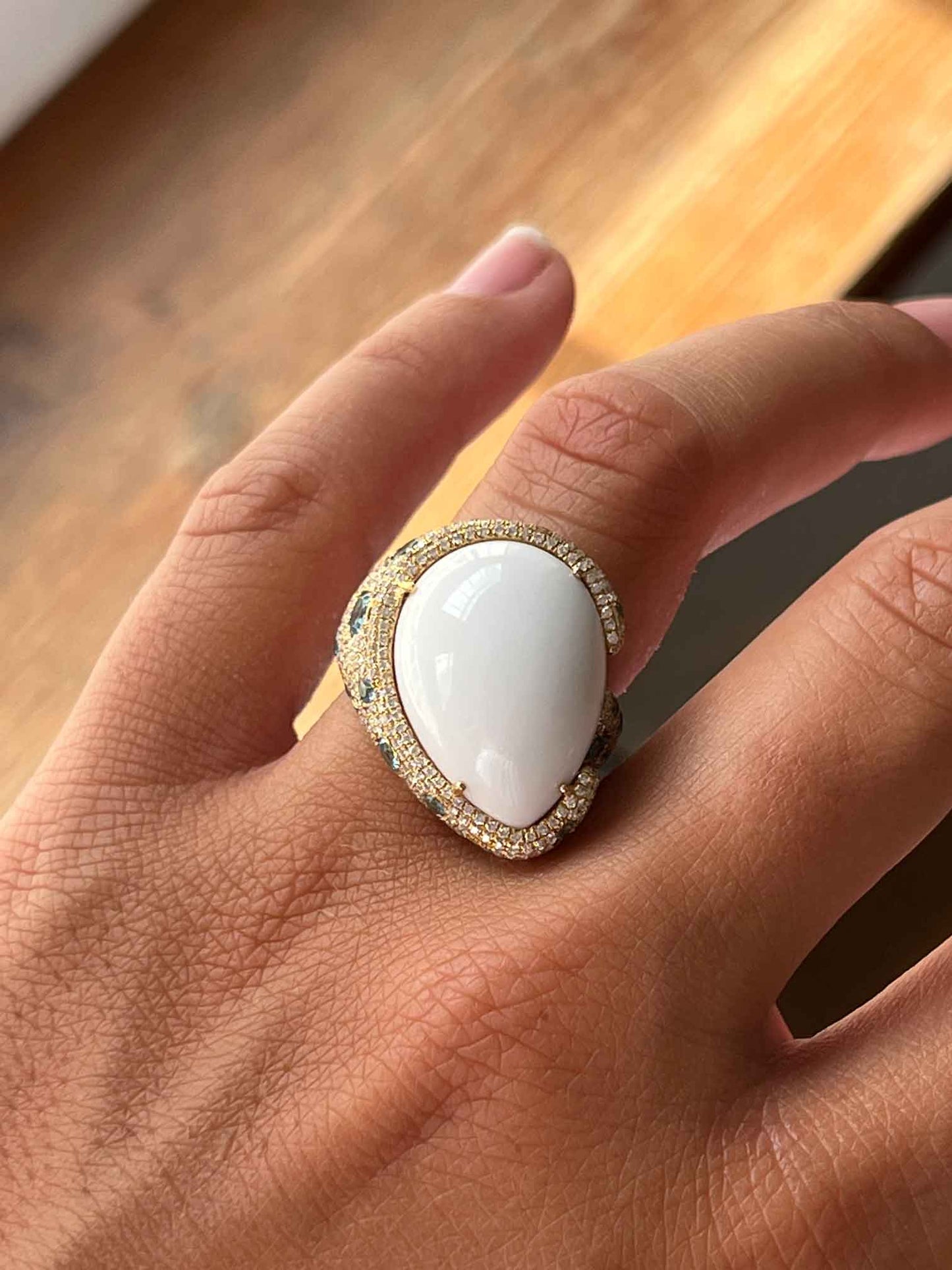 MERENGUE, anillo de oro con diamantes y topacio