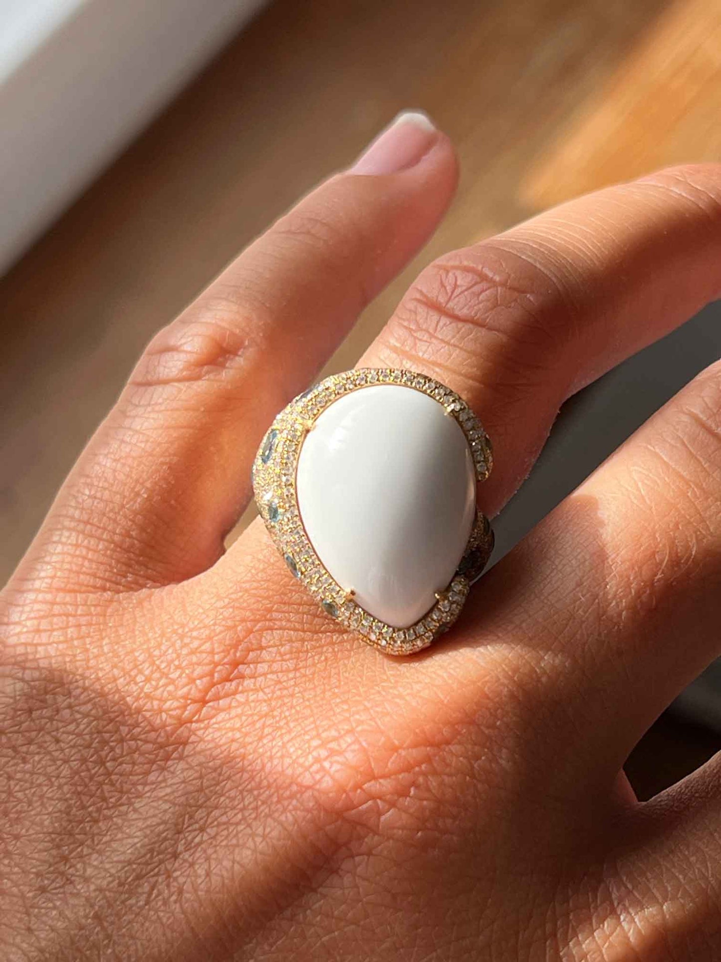 MERENGUE, anillo de oro con diamantes y topacio