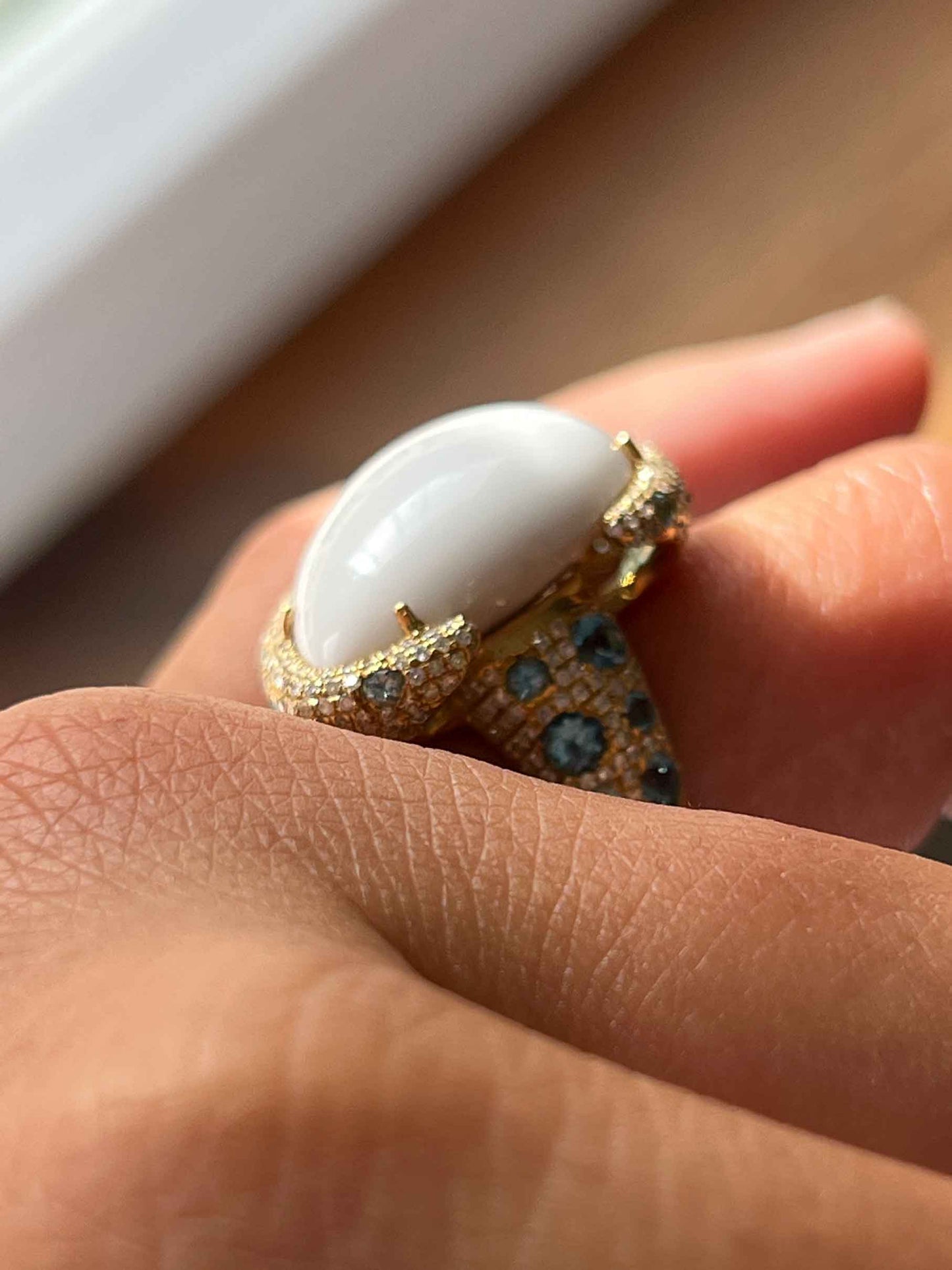 MERENGUE, anillo de oro con diamantes y topacio