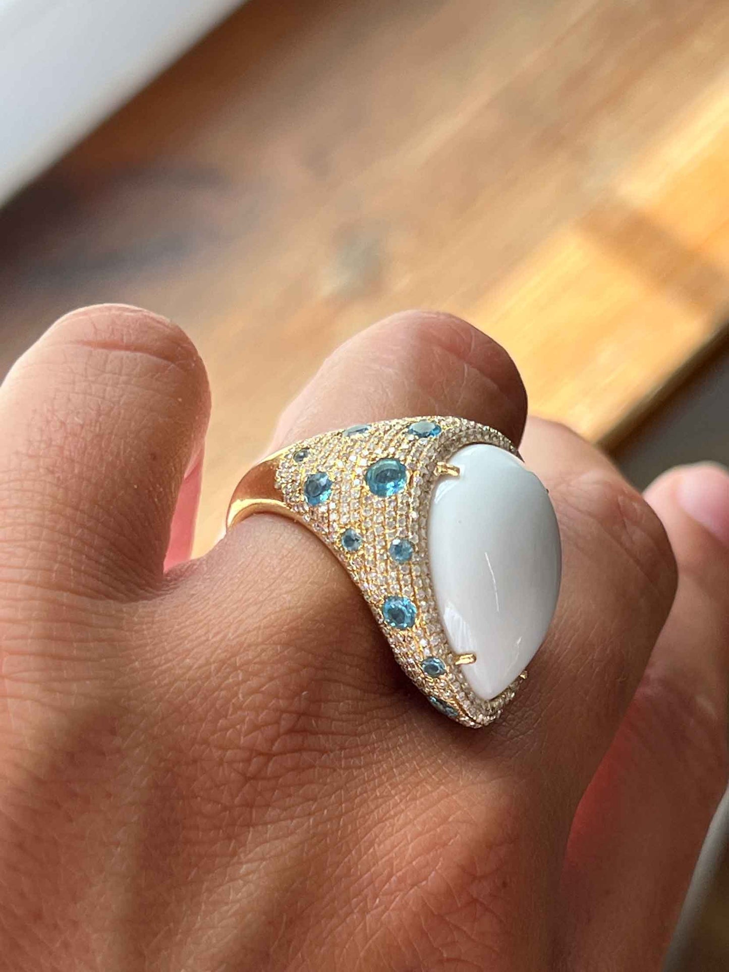 MERENGUE, anillo de oro con diamantes y topacio