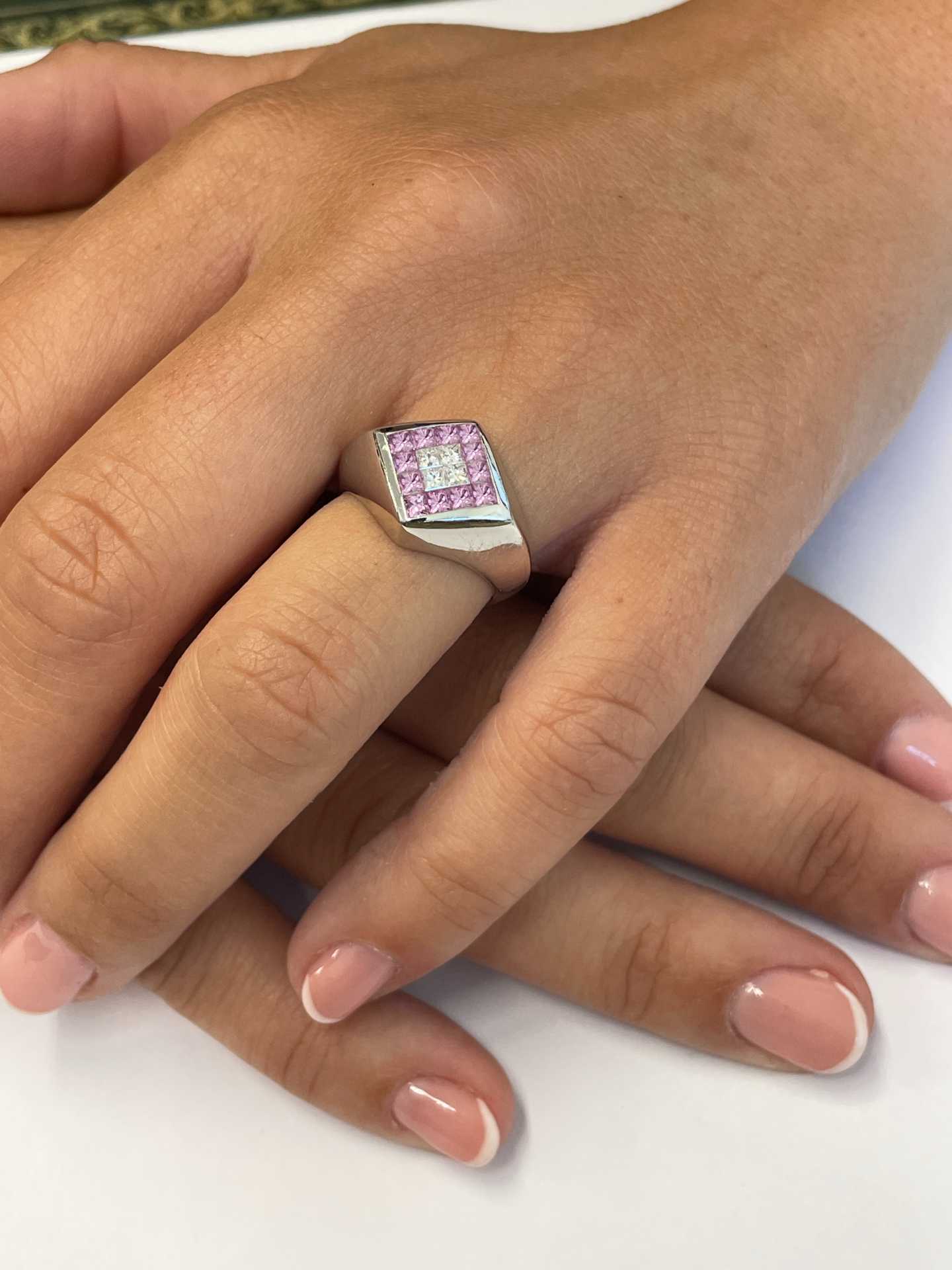 Anillo ARGANDA con princesas en zafiros y brillantes en oro blanco 18 kilates.