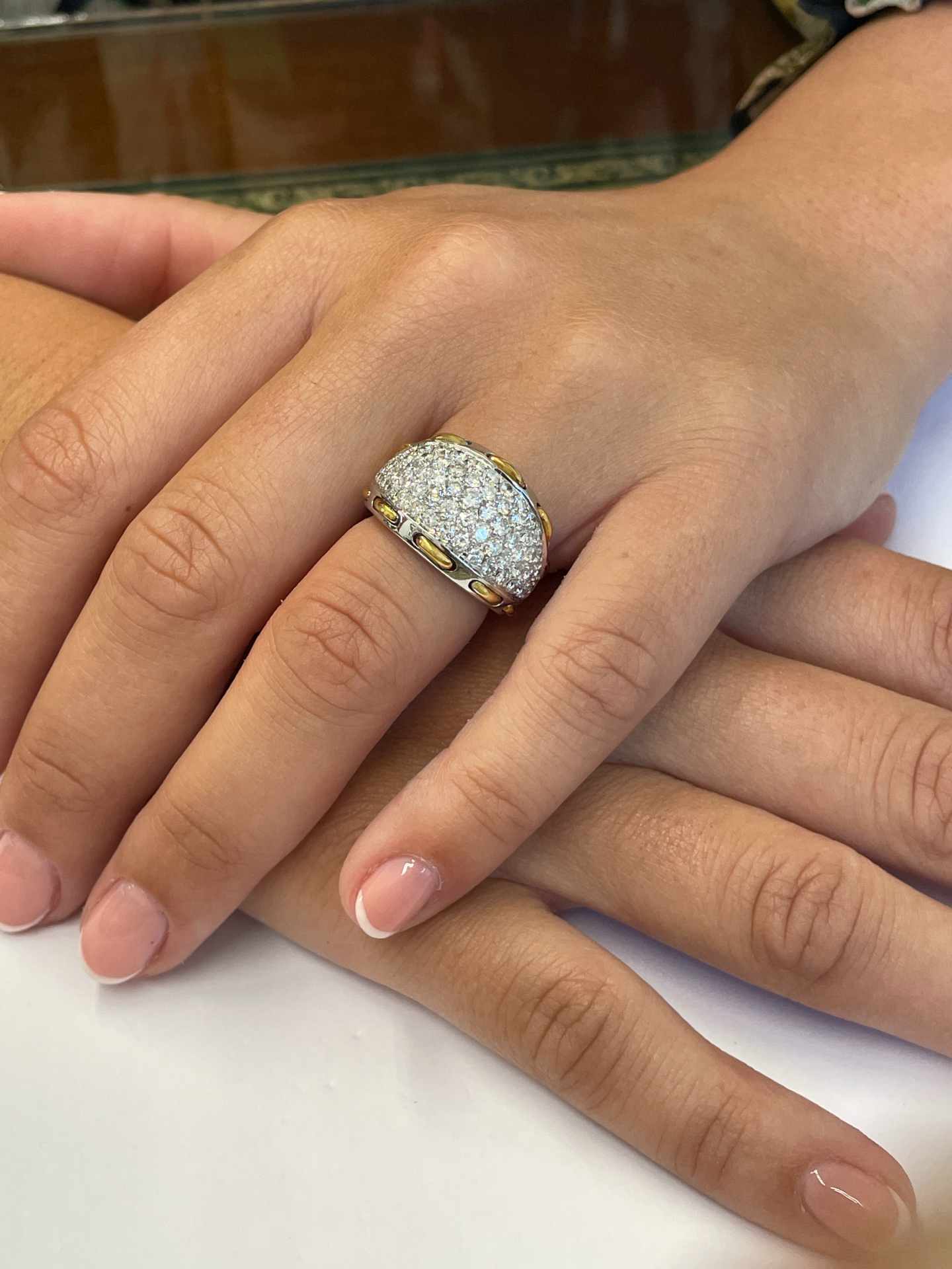 Anillo ALCORCON de oro blanco y amarillo de 18 ktes con brillantes.