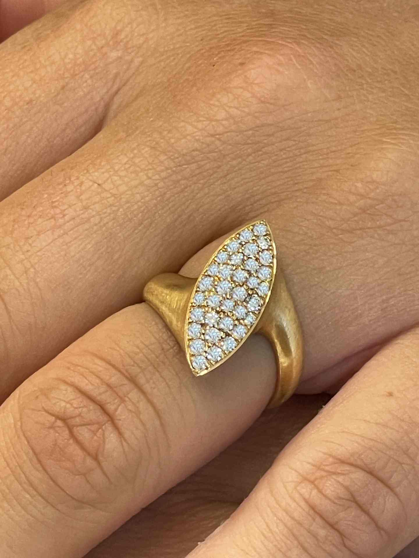 Anillo BRUNETE de oro blanco o rosa de 18 ktes con brillantes.