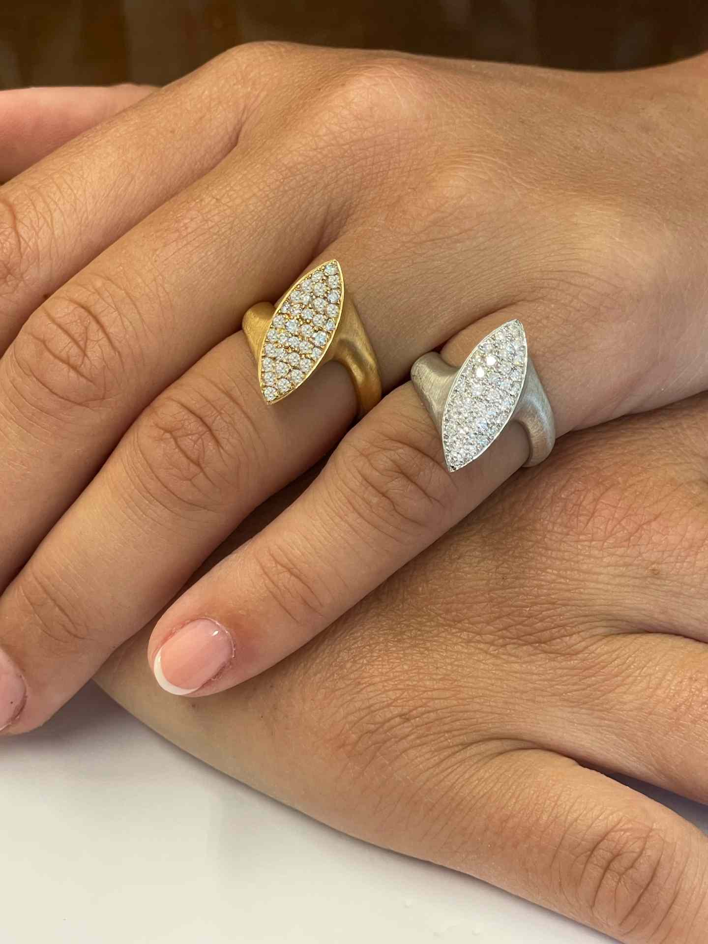 Anillo BRUNETE de oro blanco o rosa de 18 ktes con brillantes.
