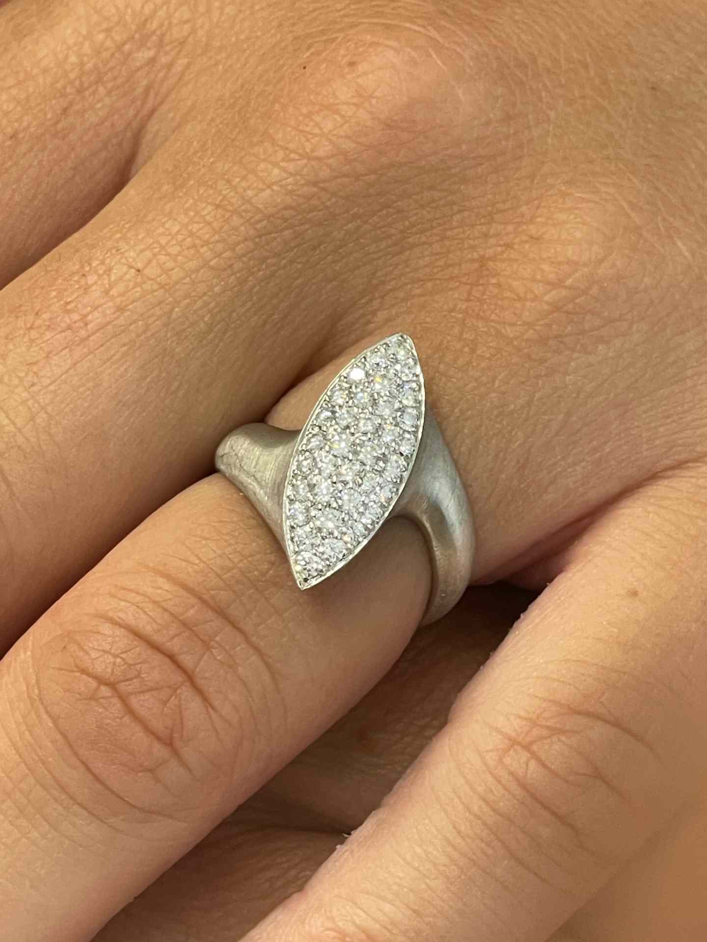 Anillo BRUNETE de oro blanco o rosa de 18 ktes con brillantes.
